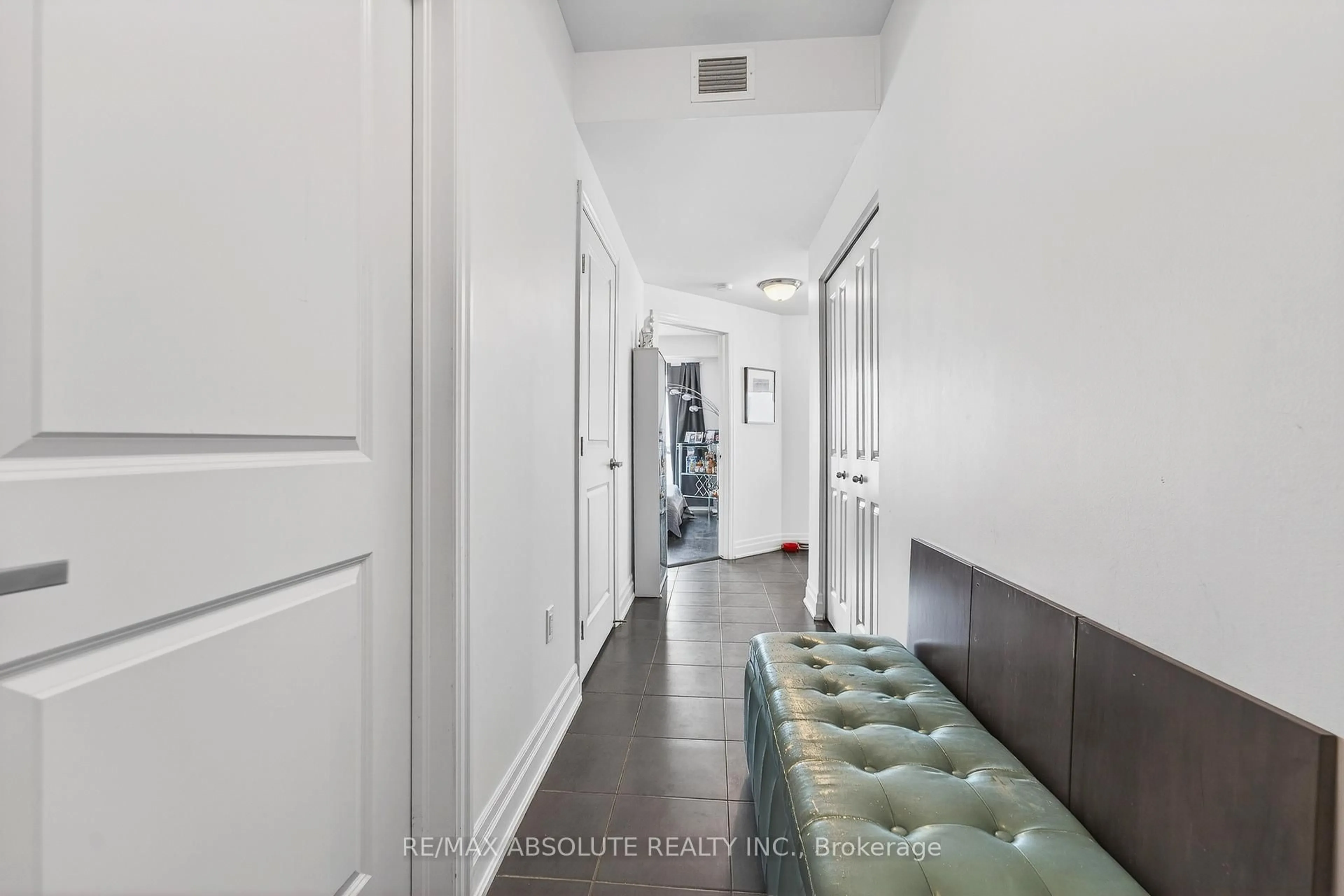 Indoor entryway for 90 Landry St #1209, Ottawa Ontario K1L 0A9