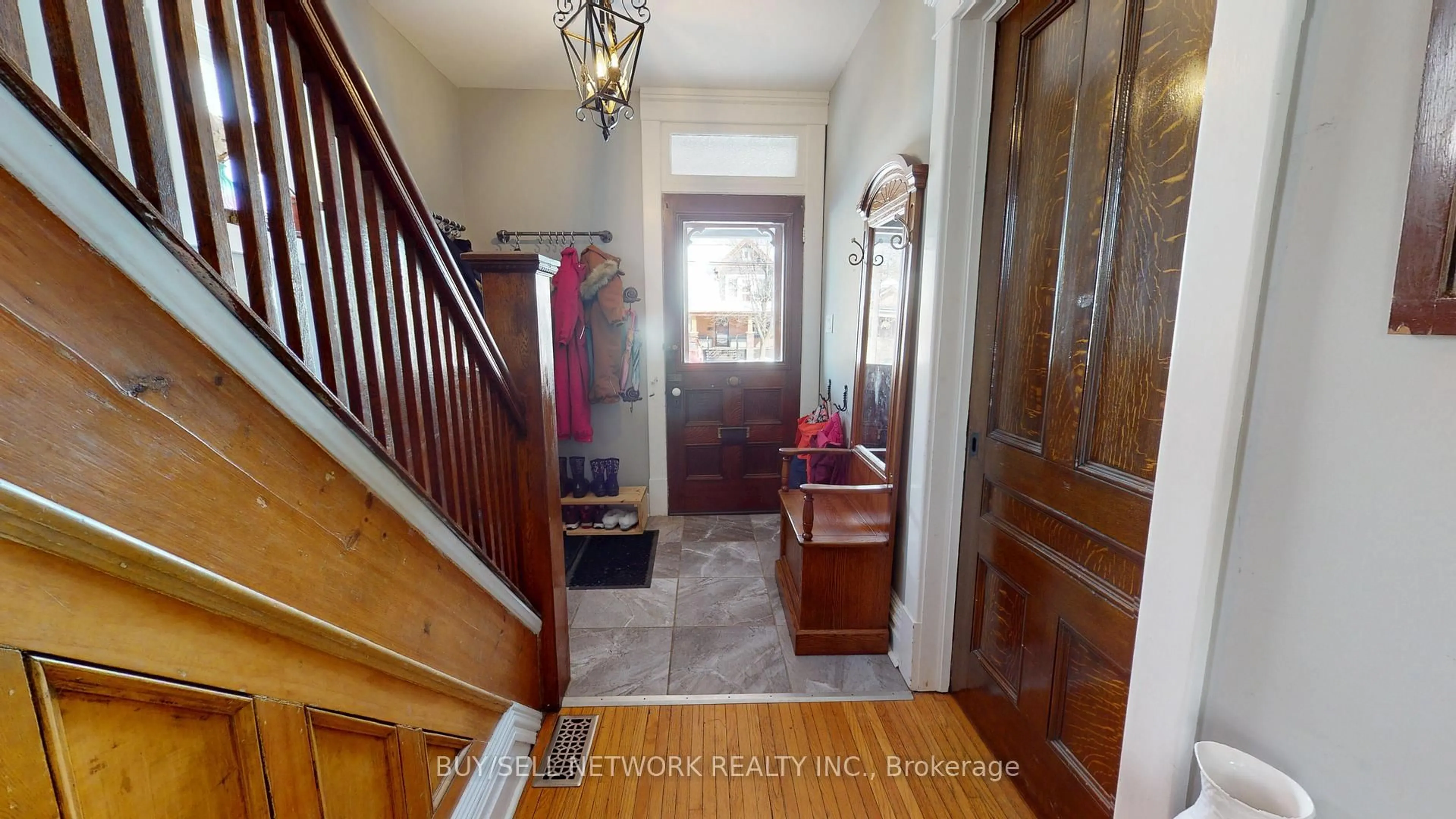 Indoor entryway for 773 Aylmer St, Peterborough Ontario K9H 3X7