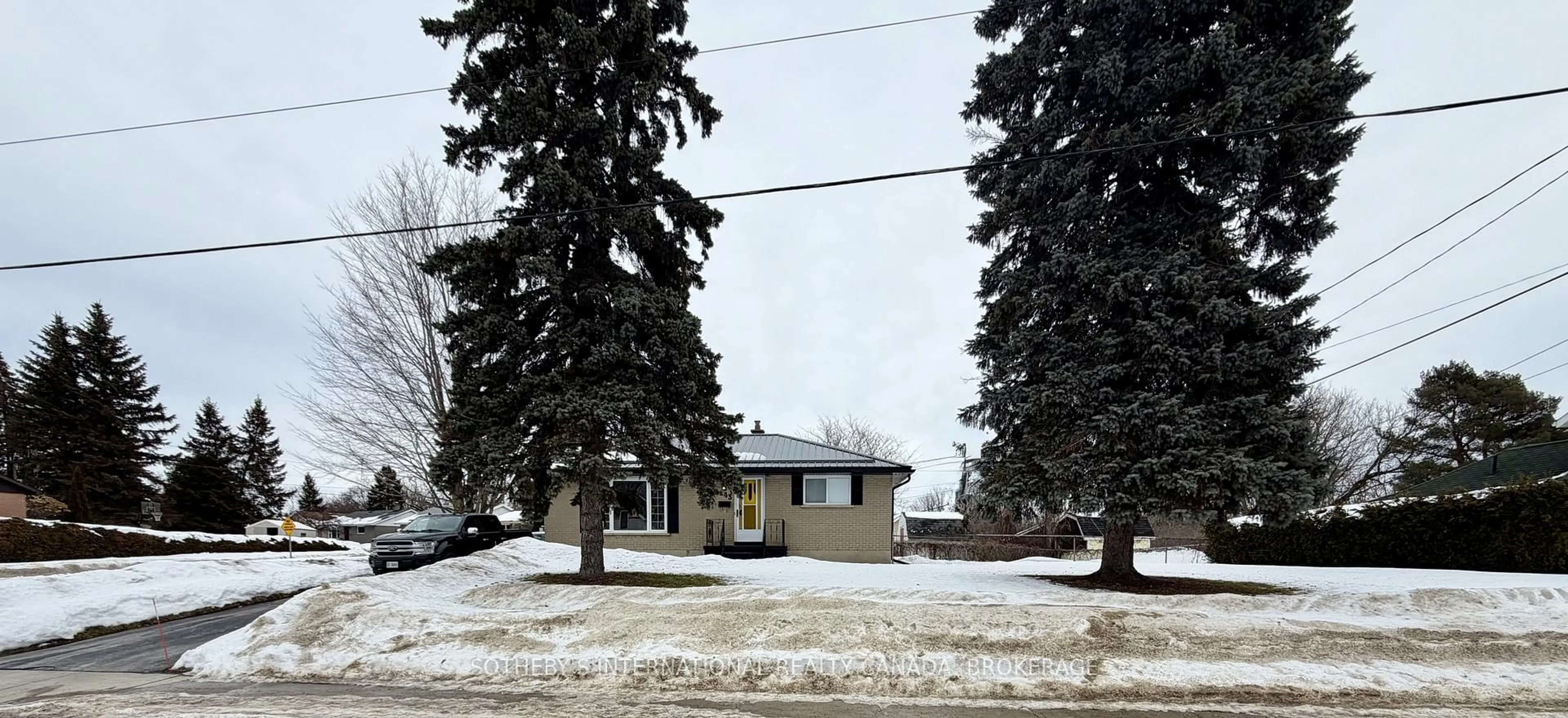 A pic from outside/outdoor area/front of a property/back of a property/a pic from drone, street for 243 Bartholomew St, Brockville Ontario K6V 2S4