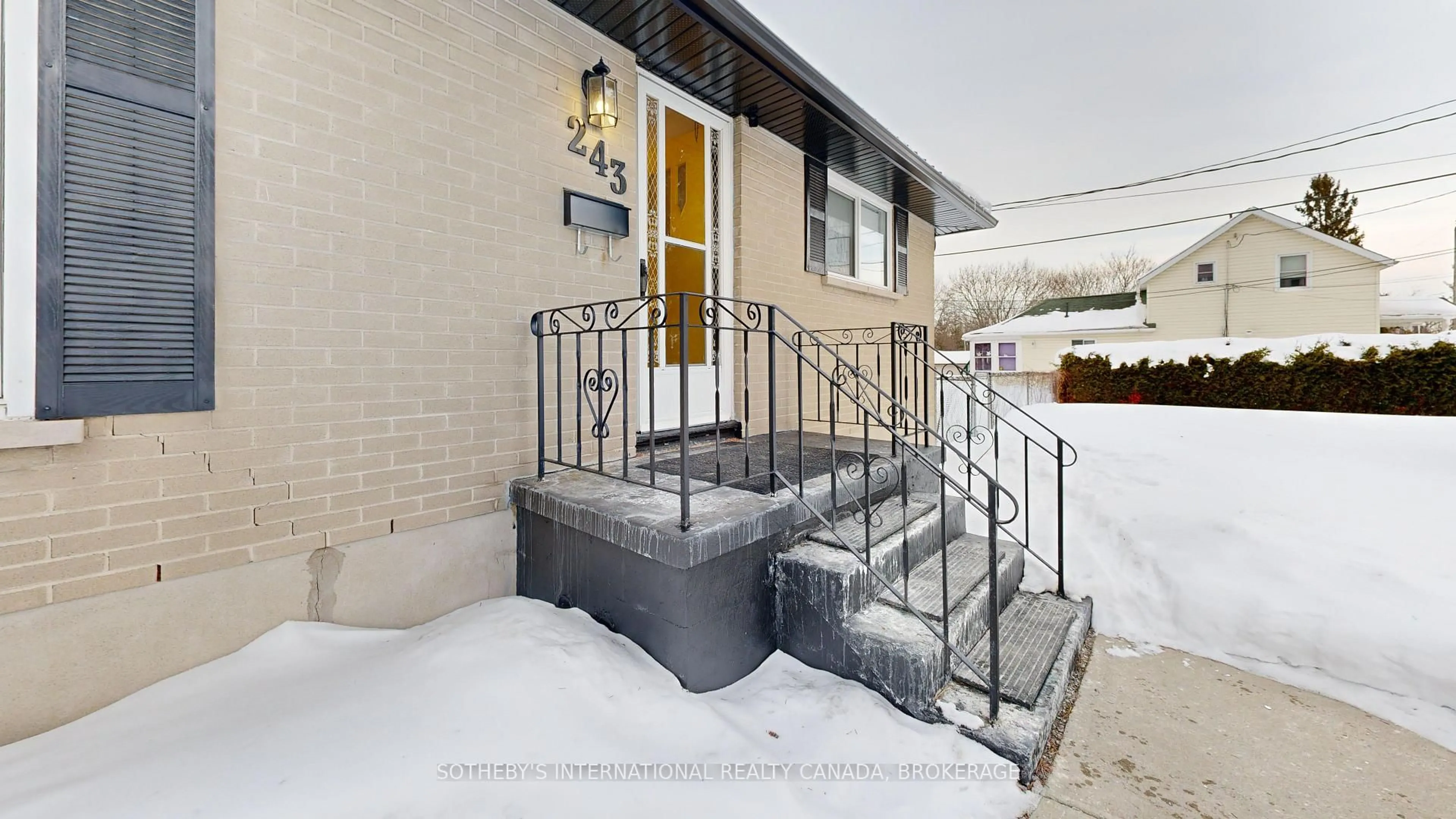 Unknown for 243 Bartholomew St, Brockville Ontario K6V 2S4