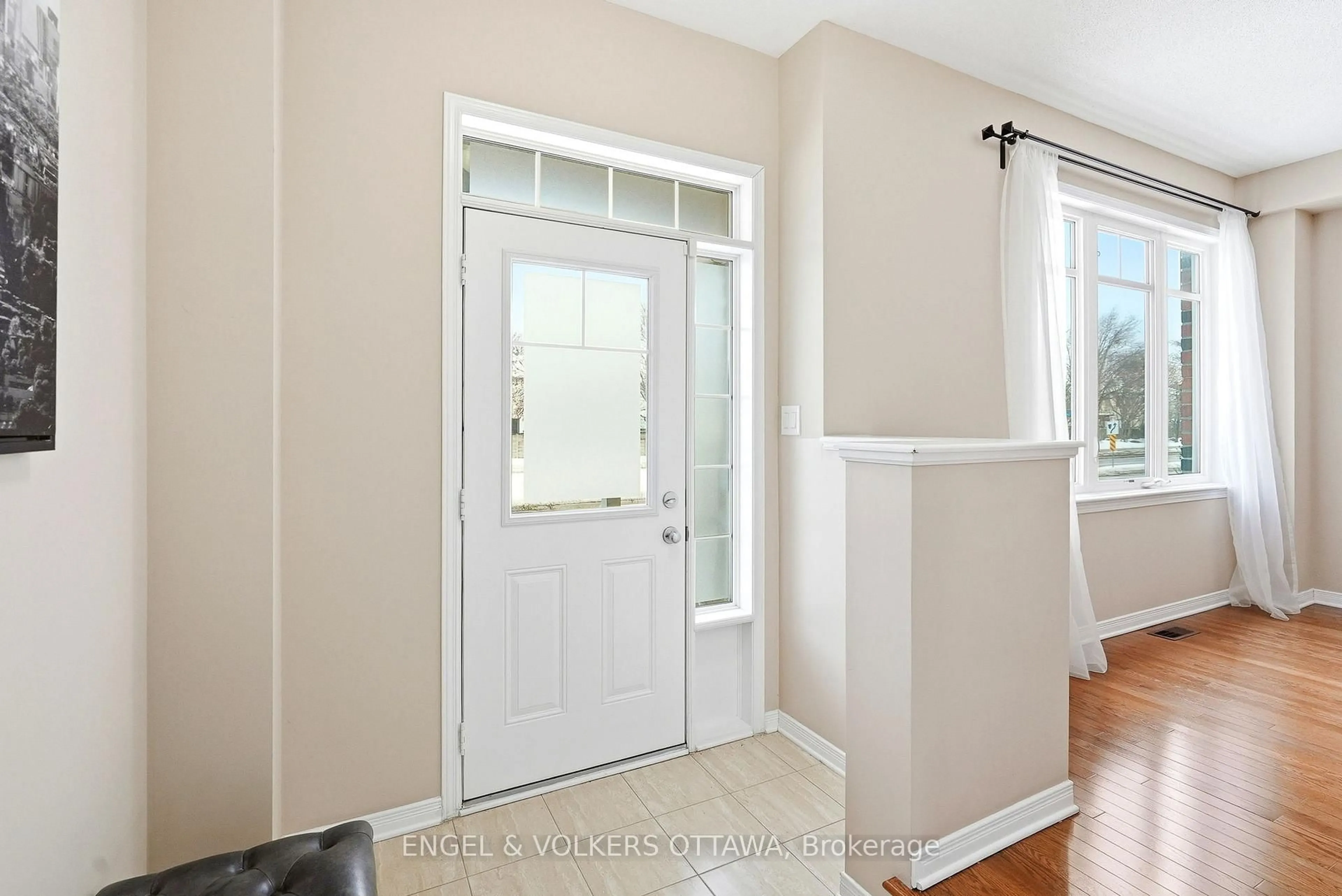 Indoor entryway for 222 Longfields Dr, Ottawa Ontario K2J 5Y7