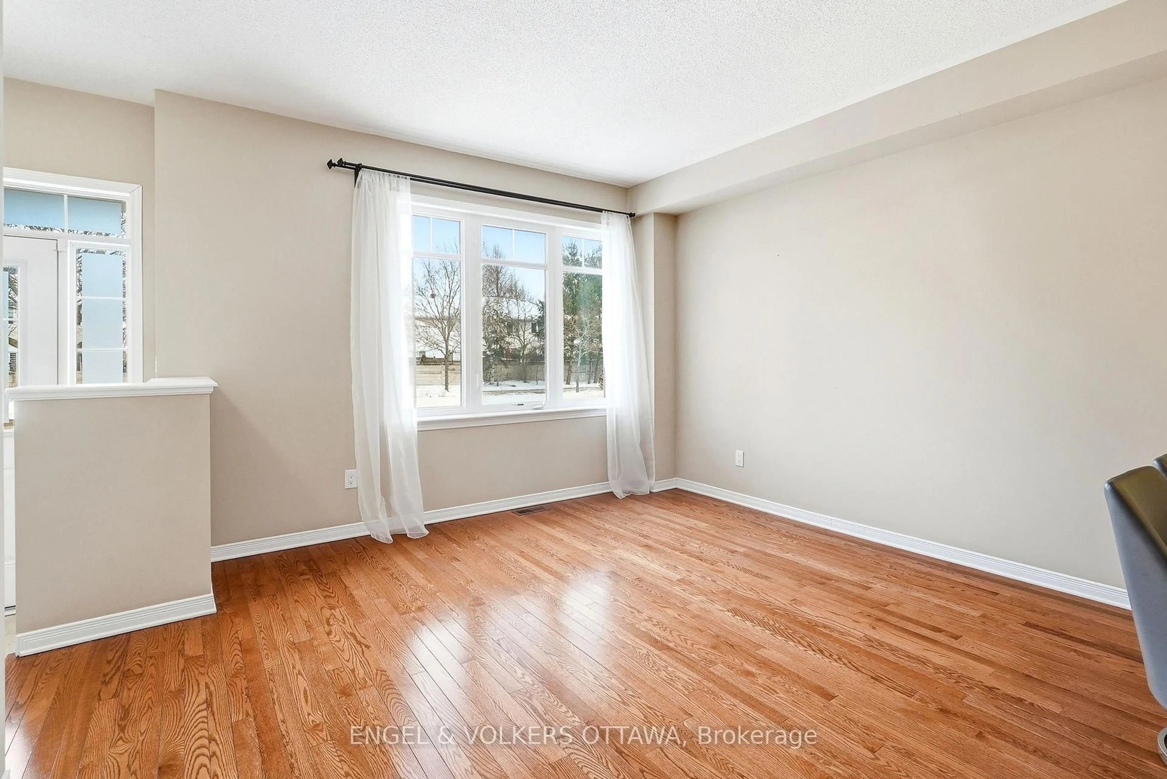 A pic of a room for 222 Longfields Dr, Ottawa Ontario K2J 5Y7