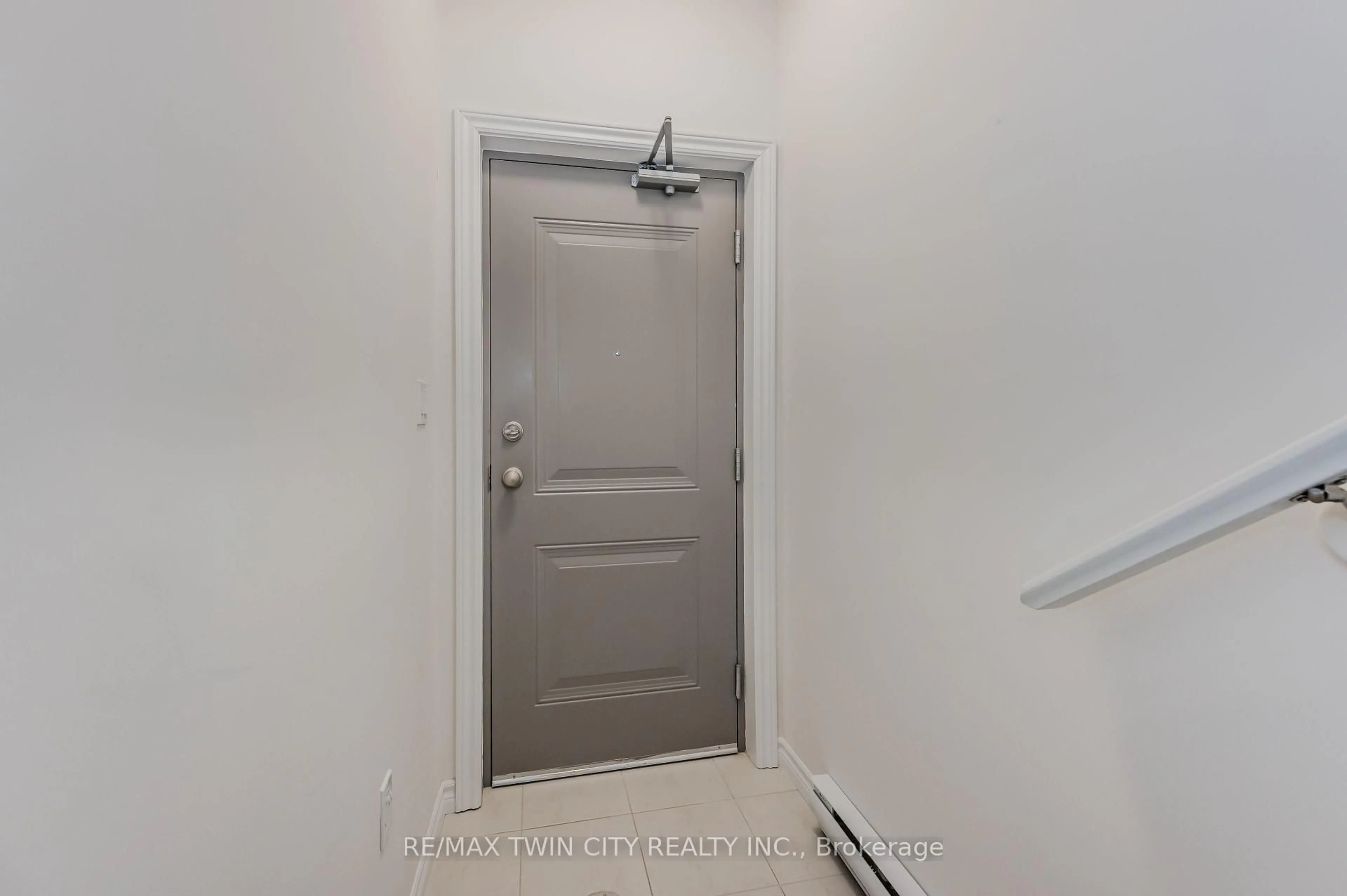 Indoor entryway for 6 Lomond Lane, Kitchener Ontario N2R 0R4