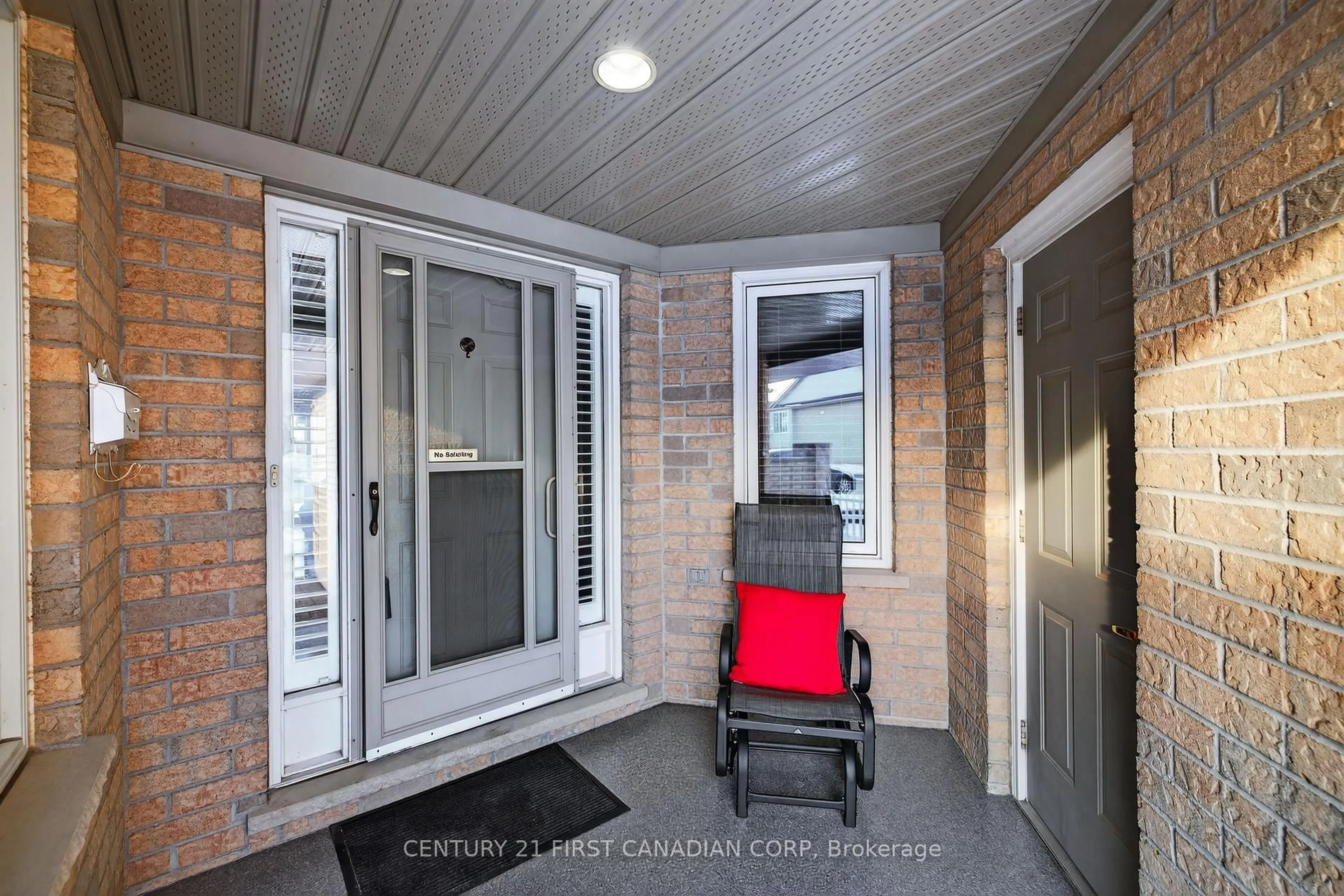 Indoor entryway for 861 Shelborne St #9, London South Ontario N5Z 5C5