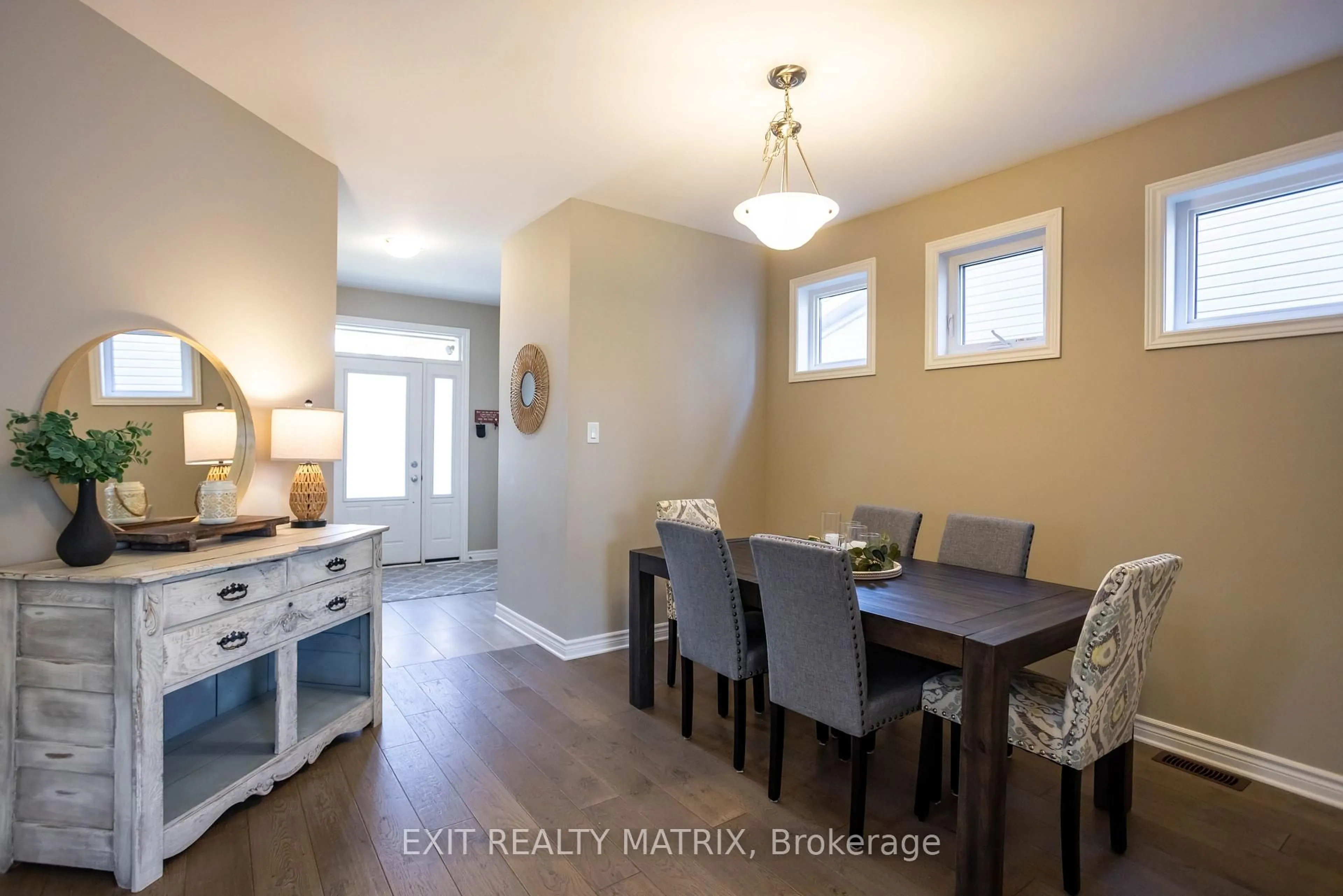 Dining room, wood/laminate floor for 573 Strasbourg St, Russell Ontario K0A 1W0