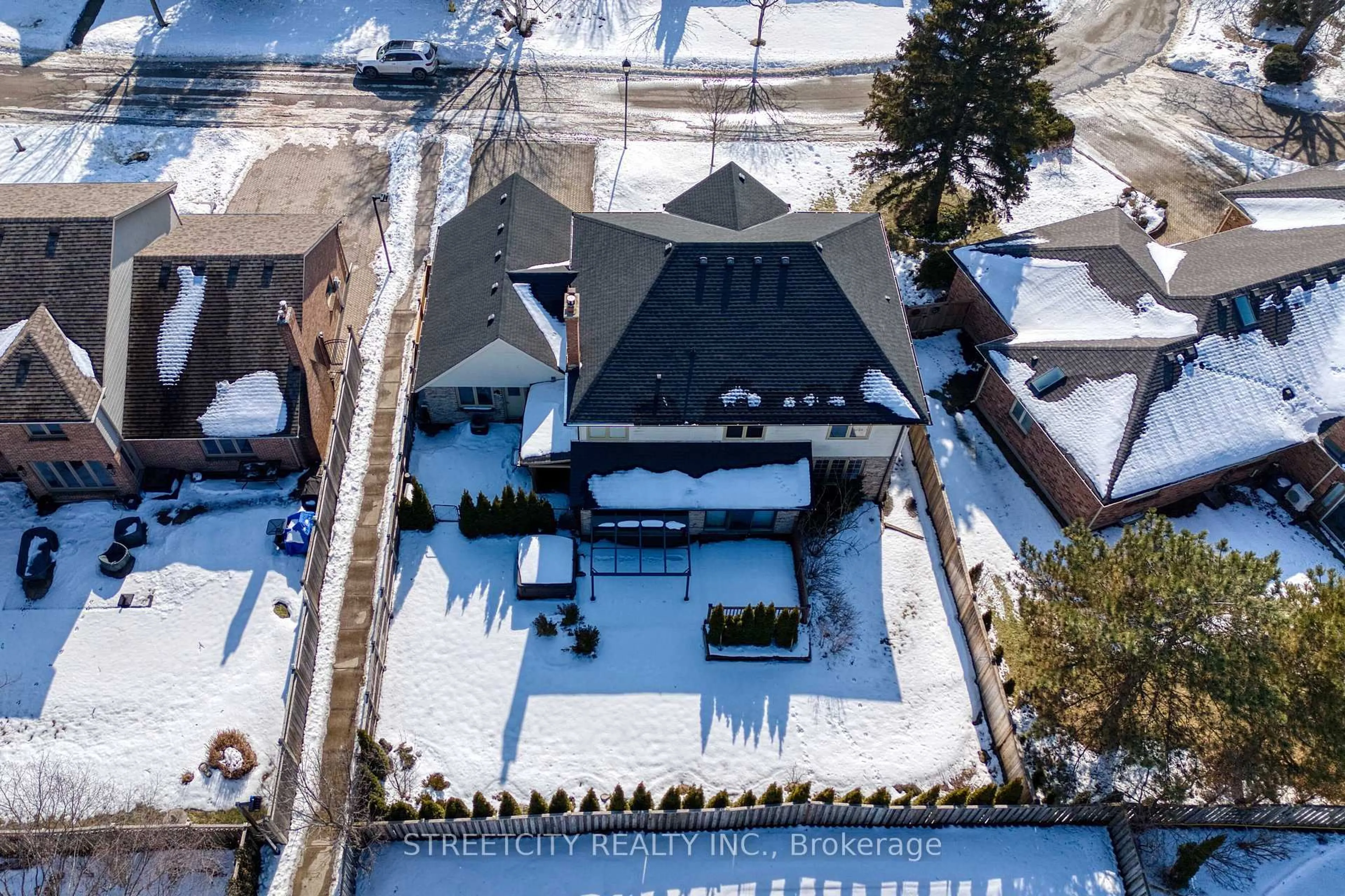 A pic from outside/outdoor area/front of a property/back of a property/a pic from drone, street for 36 Ravenglass Cres, London North Ontario N6G 4K1