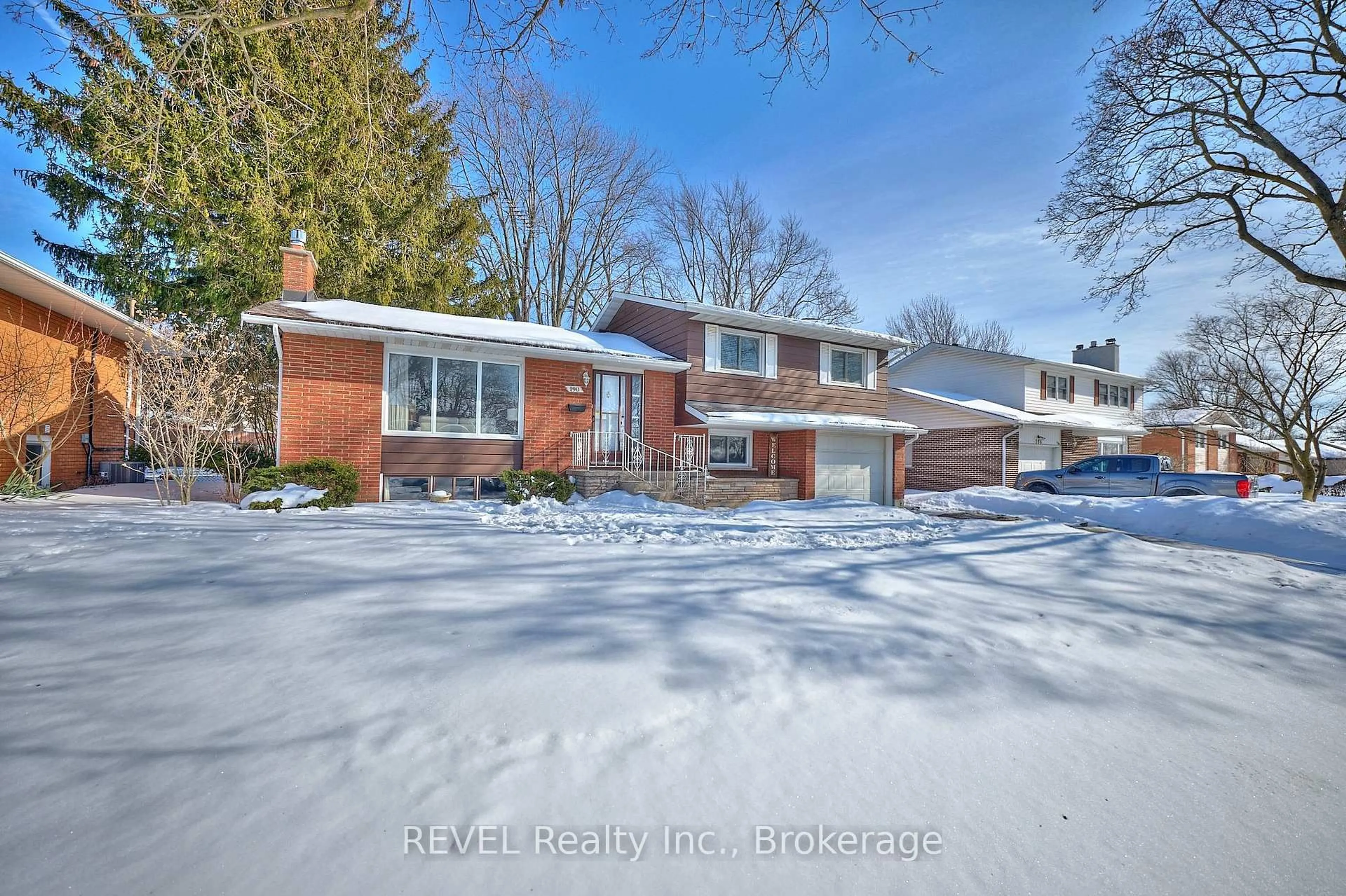 A pic from outside/outdoor area/front of a property/back of a property/a pic from drone, street for 190 Willson Rd, Welland Ontario L3C 2T6