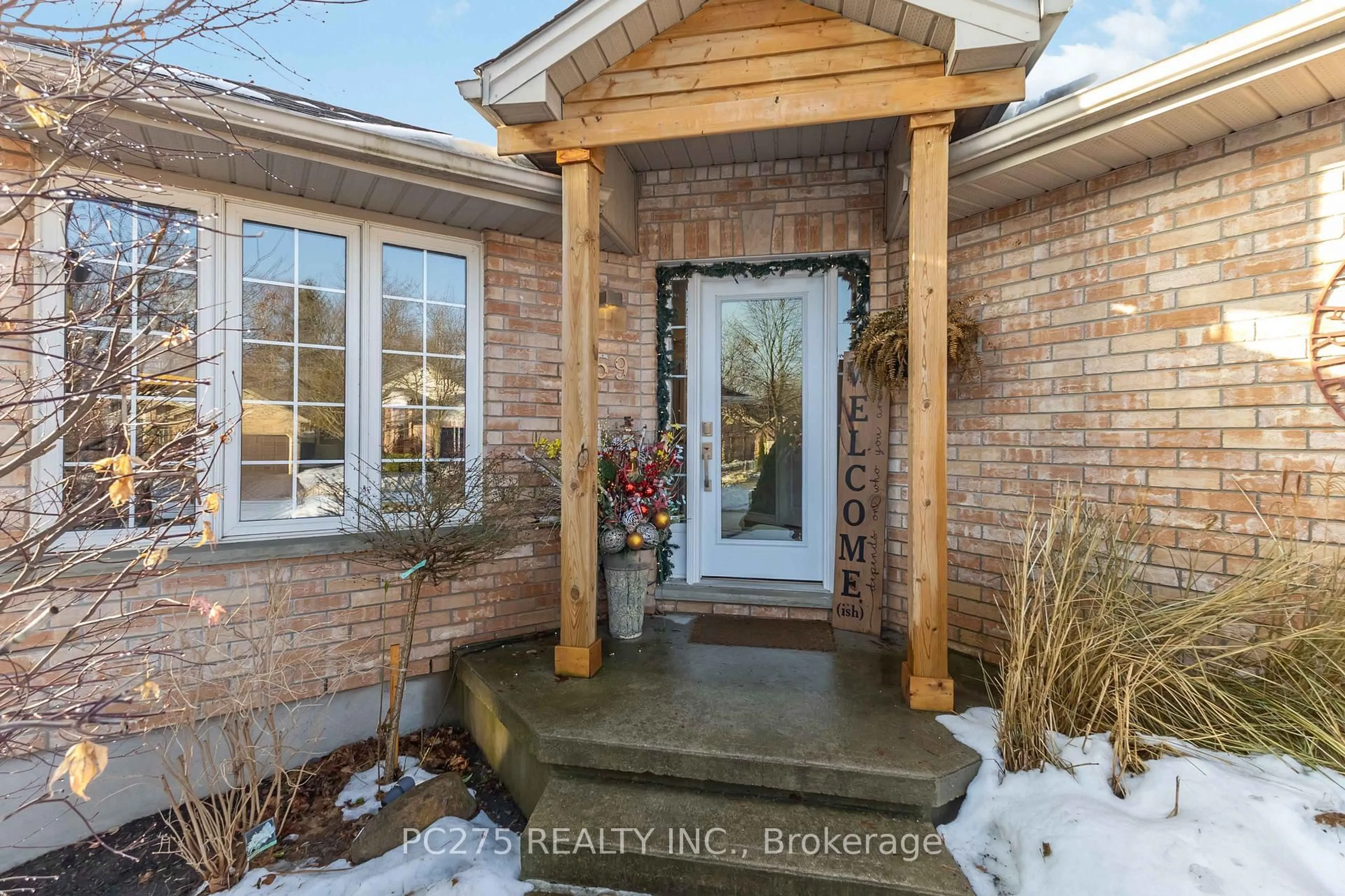 Indoor entryway for 559 Thornwood Dr, London North Ontario N6H 5S5