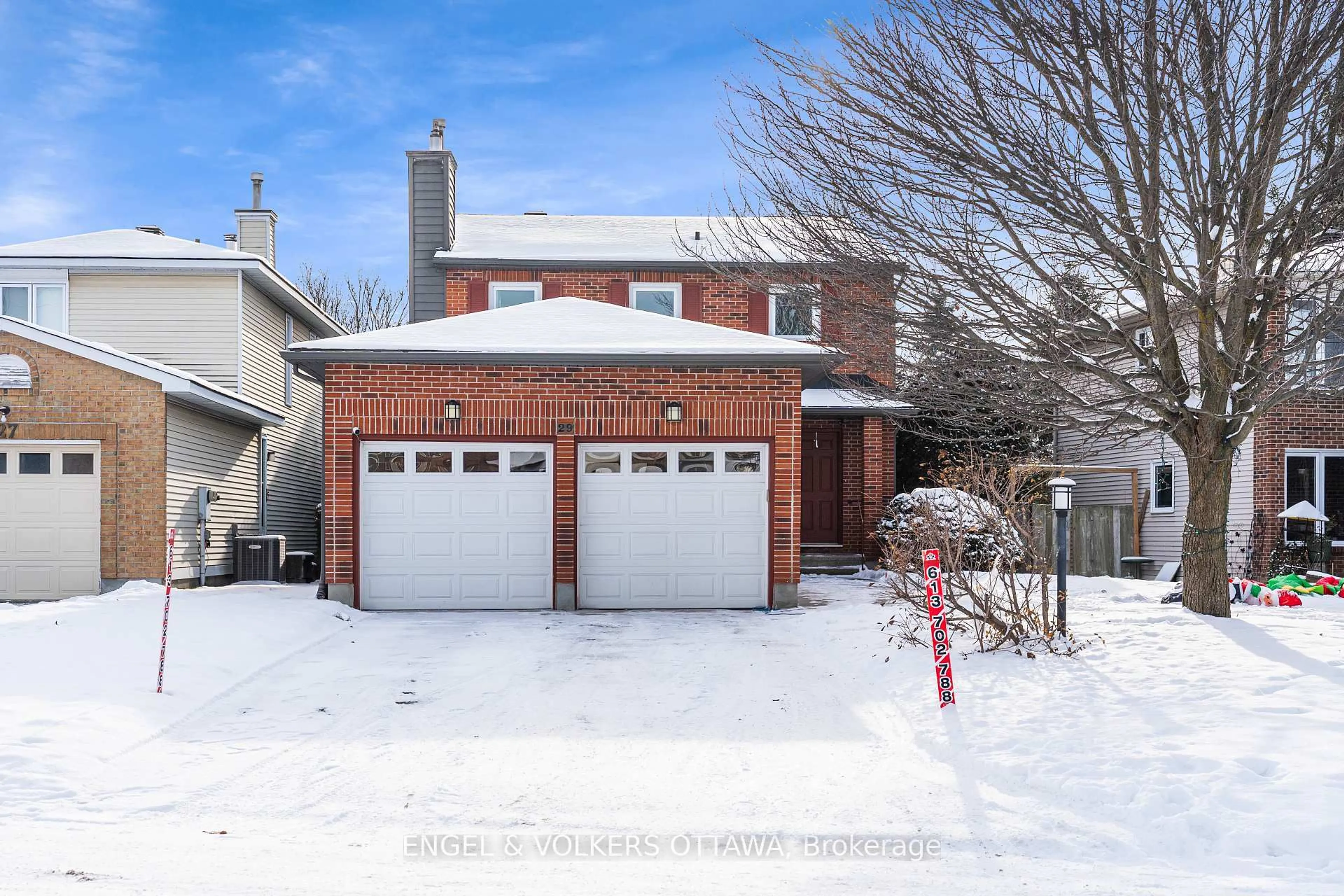 A pic from outside/outdoor area/front of a property/back of a property/a pic from drone, street for 29 Valley Ridge St, Ottawa Ontario K2E 7W3
