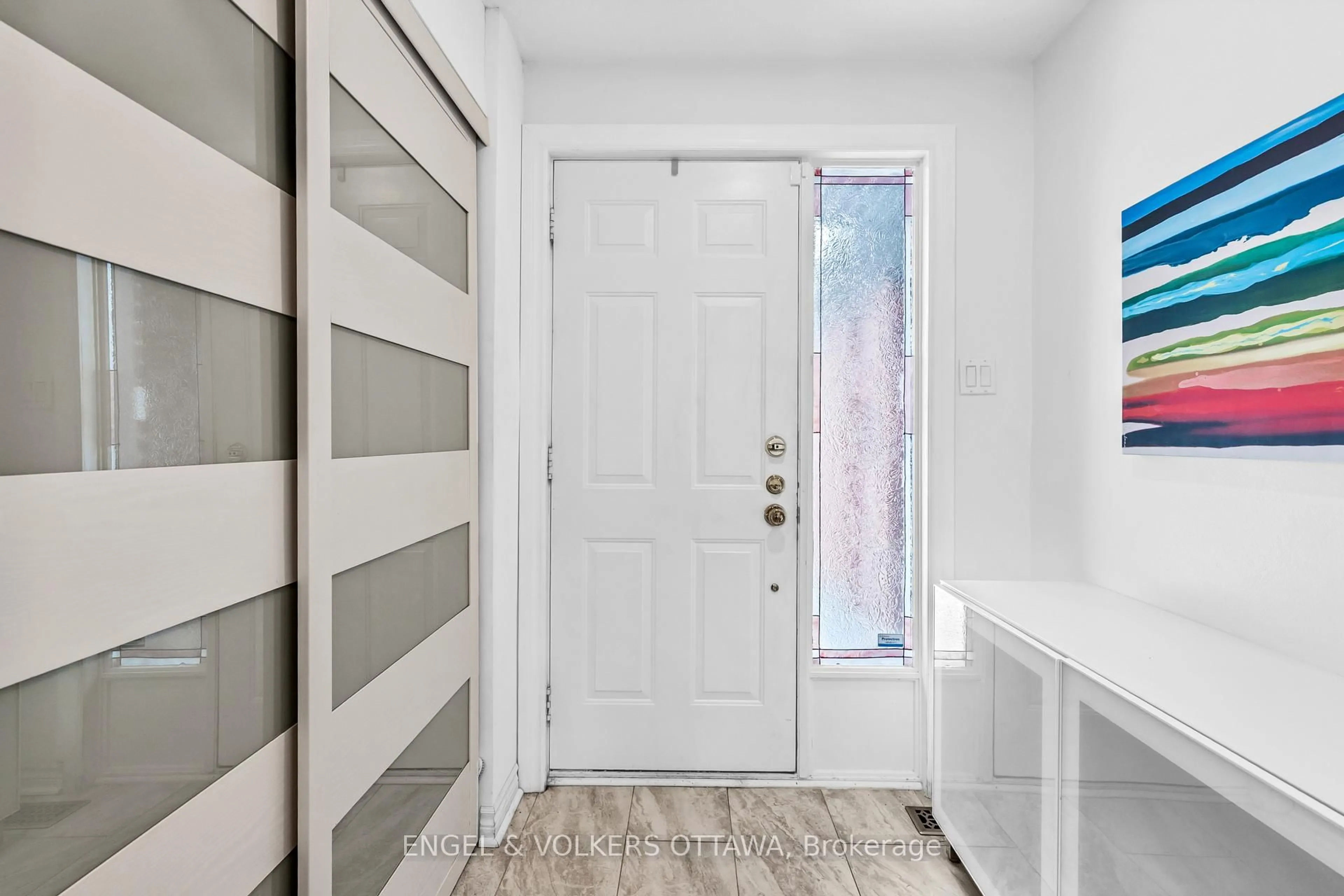 Indoor entryway for 29 Valley Ridge St, Ottawa Ontario K2E 7W3