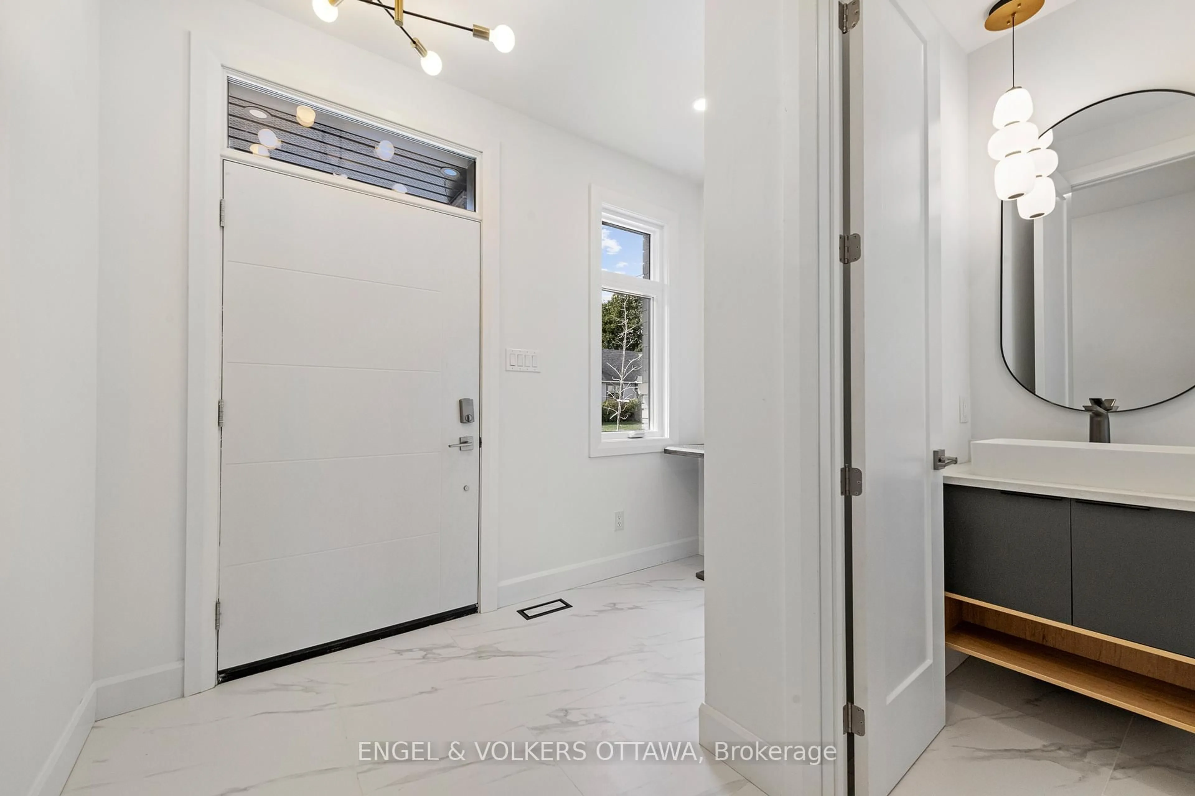 Indoor entryway for 493 Highcroft Ave, Ottawa Ontario K1Z 5J3