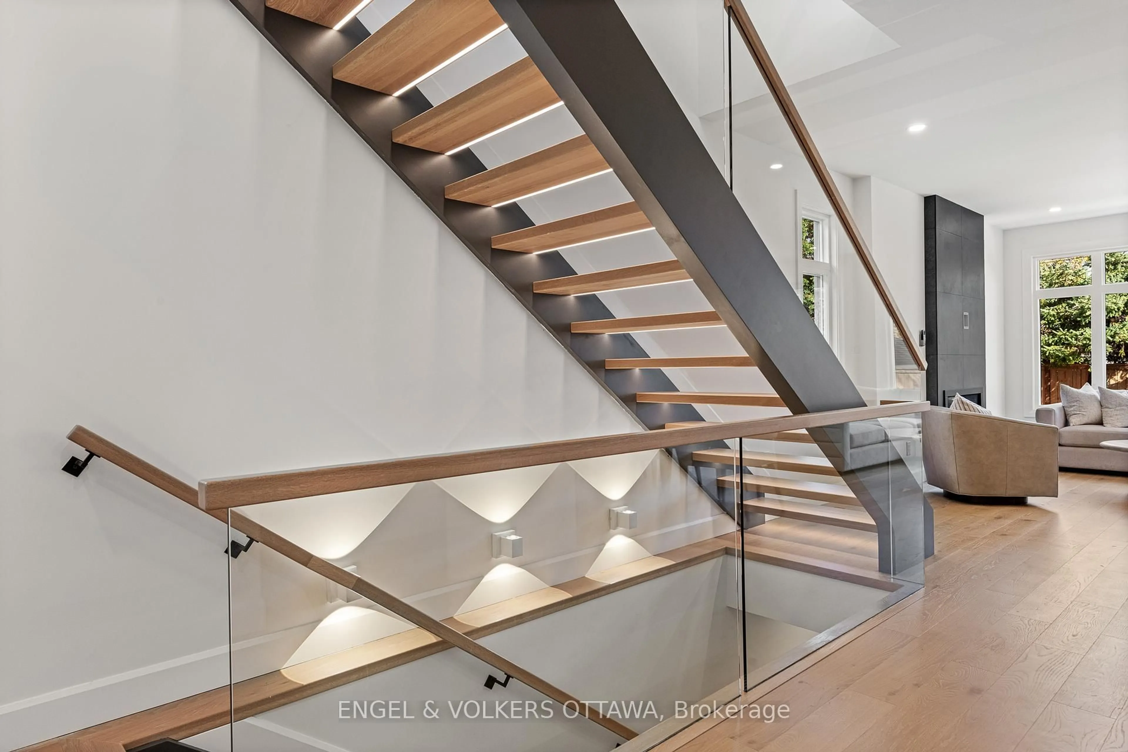 Stairs for 493 Highcroft Ave, Ottawa Ontario K1Z 5J3