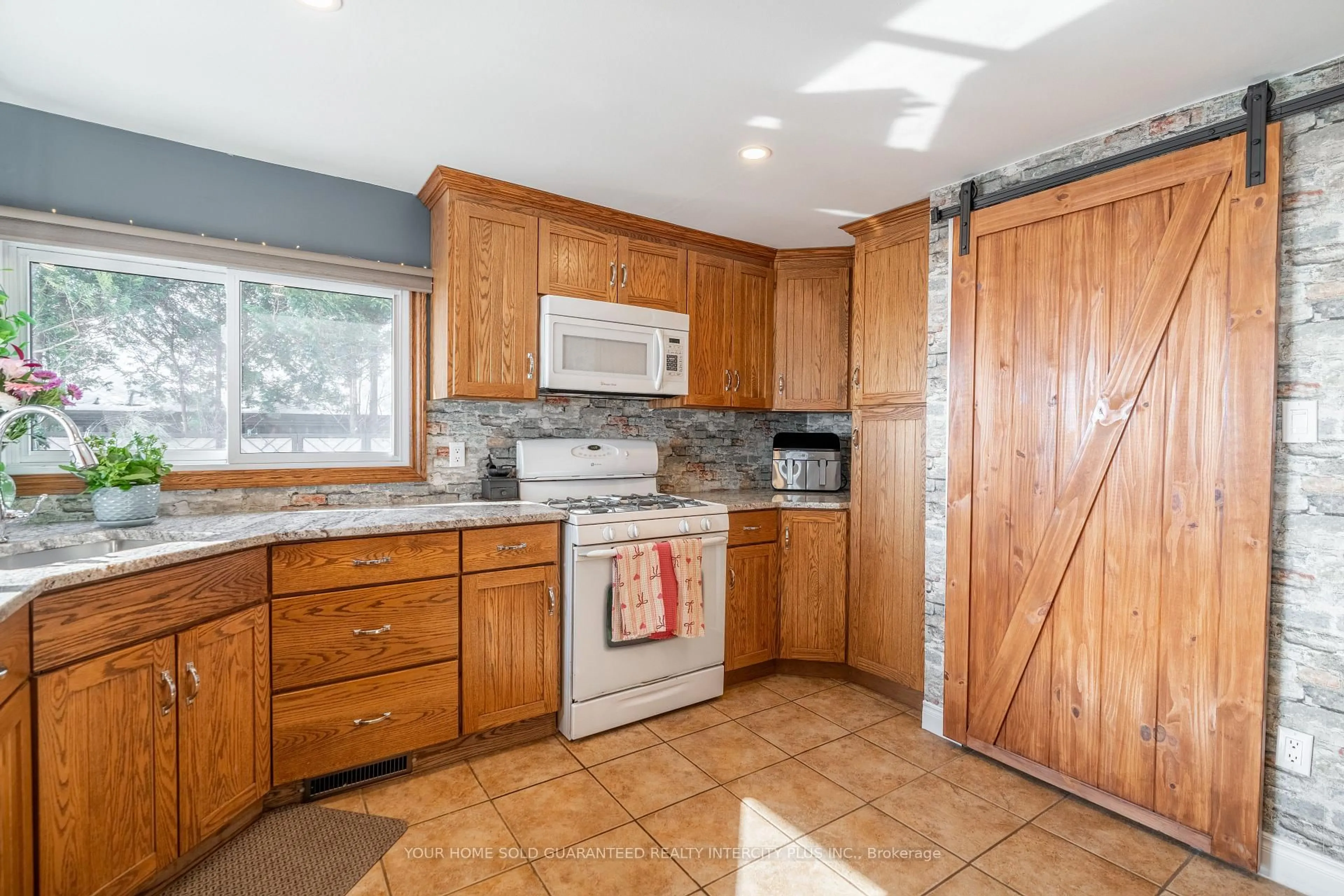 Standard kitchen, ceramic/tile floor for 17 Bee St, Norfolk Ontario N0E 1P0