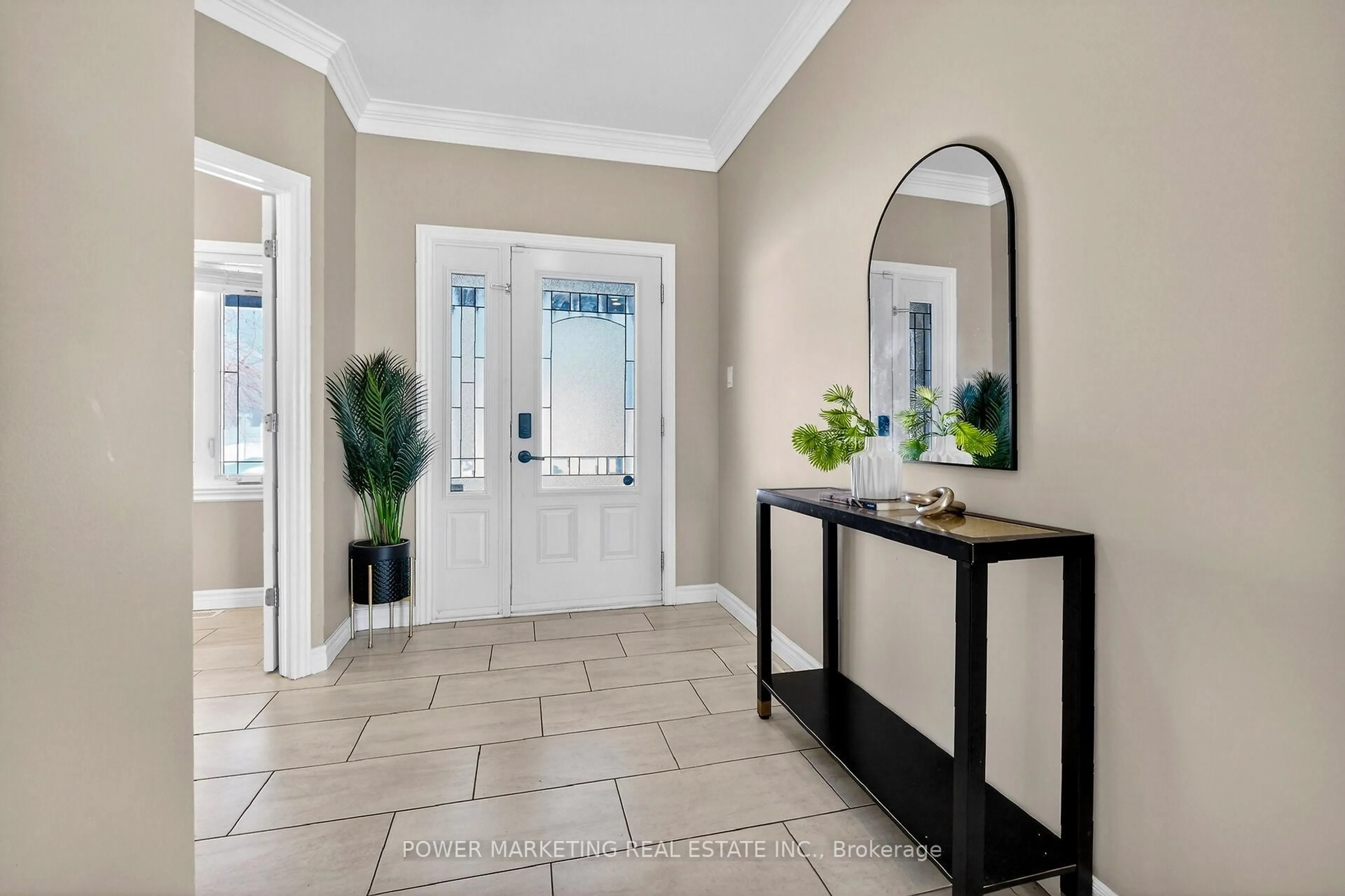 Indoor entryway for 483 RUBY St, Clarence-Rockland Ontario K4K 0H5