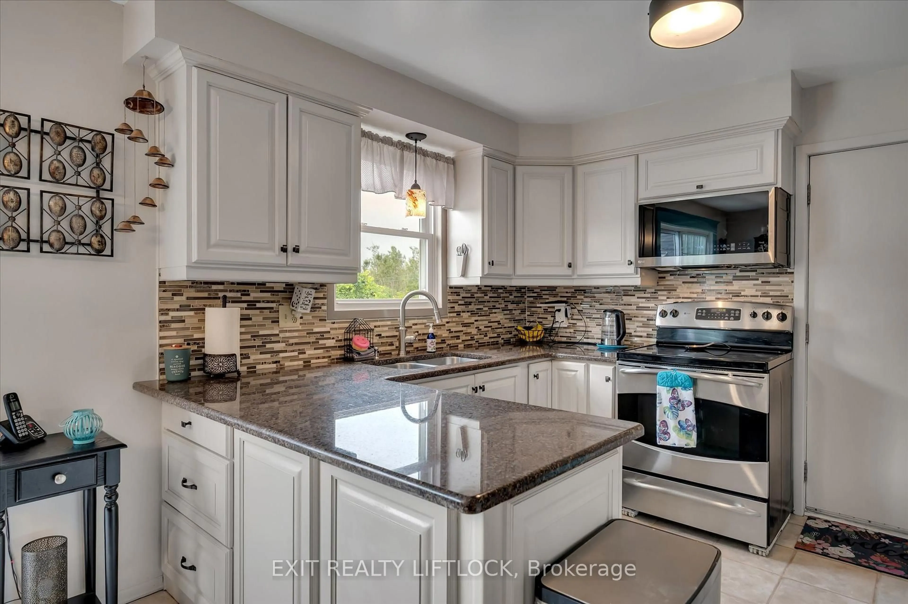 Open concept kitchen, ceramic/tile floor for 1437 Stewart Line, Cavan Monaghan Ontario L0A 1C0