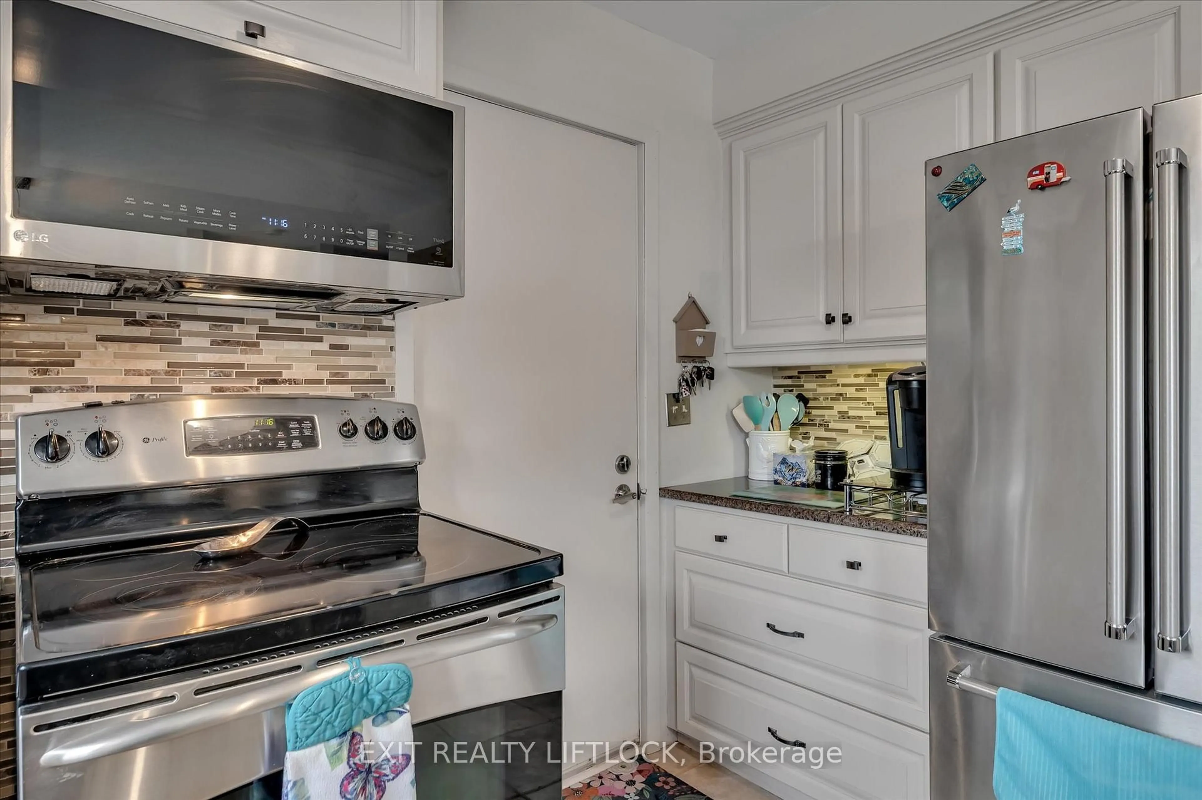 Standard kitchen, ceramic/tile floor for 1437 Stewart Line, Cavan Monaghan Ontario L0A 1C0