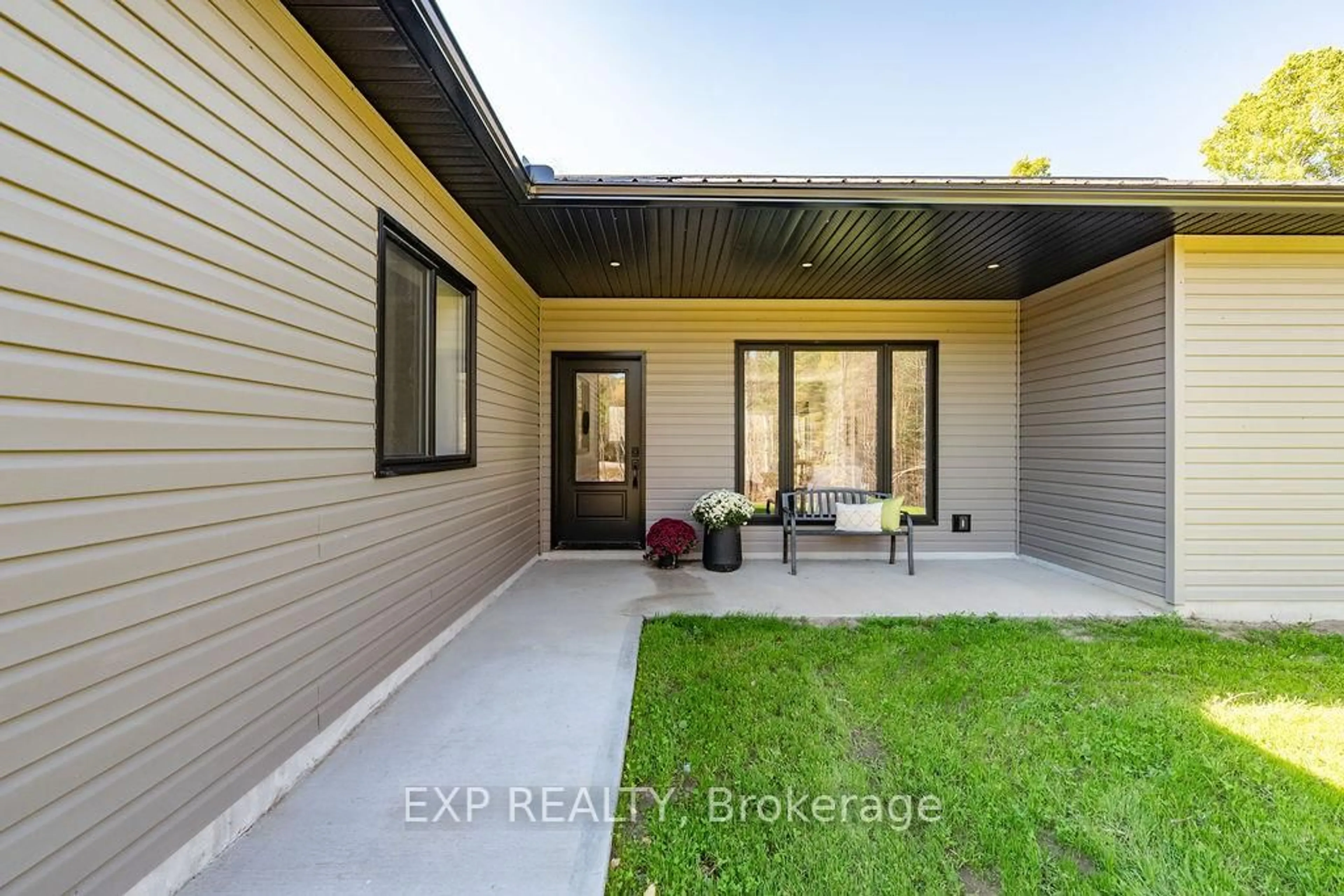 Patio, street for 2394A Hwy 132 Highway, Renfrew Ontario K7V 3Z7