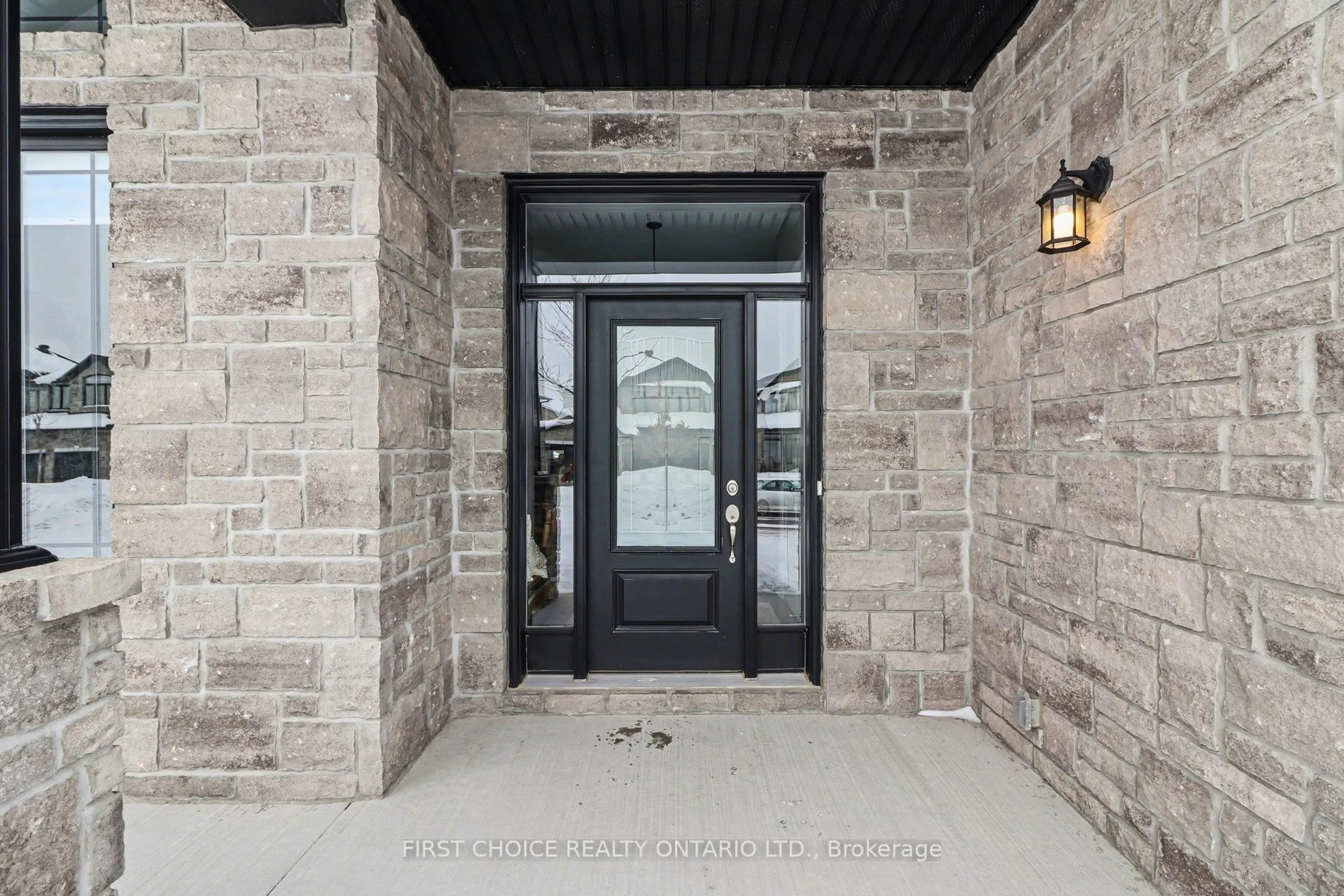 Indoor entryway for 668 Cobalt St, Clarence-Rockland Ontario K4K 0L8