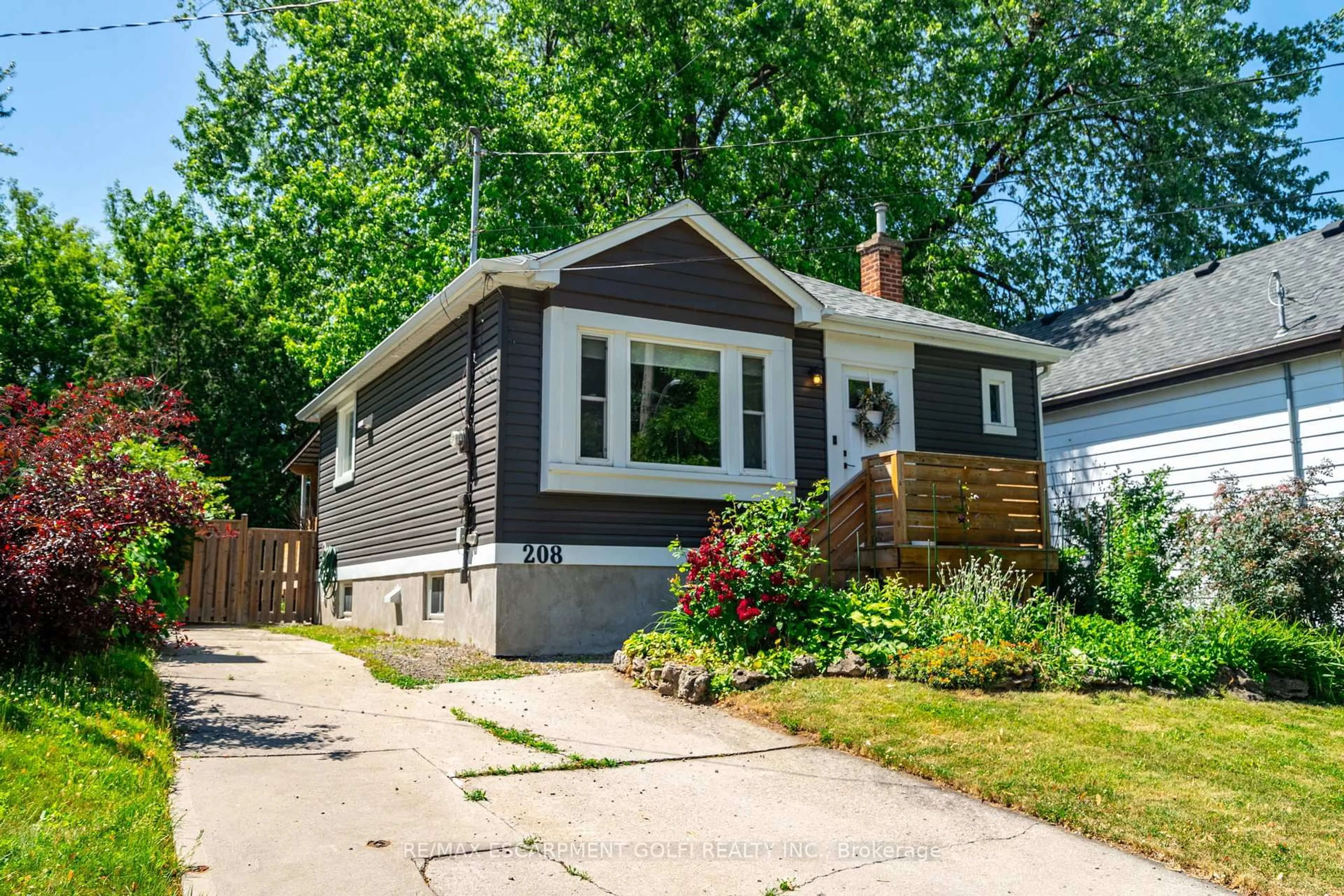 Home with vinyl exterior material, street for 208 East 21st St, Hamilton Ontario L8V 2T7