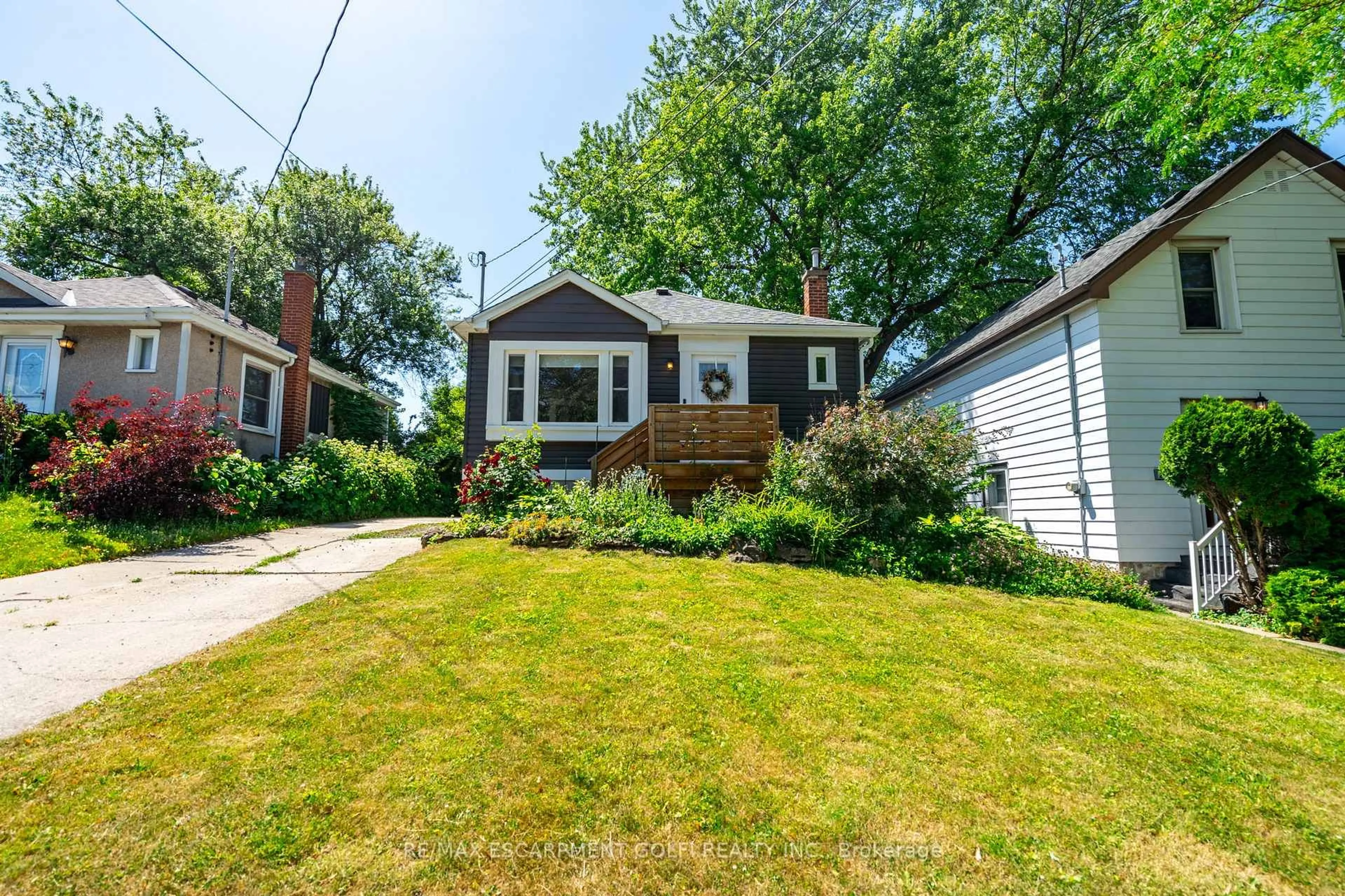 Home with vinyl exterior material, street for 208 East 21st St, Hamilton Ontario L8V 2T7