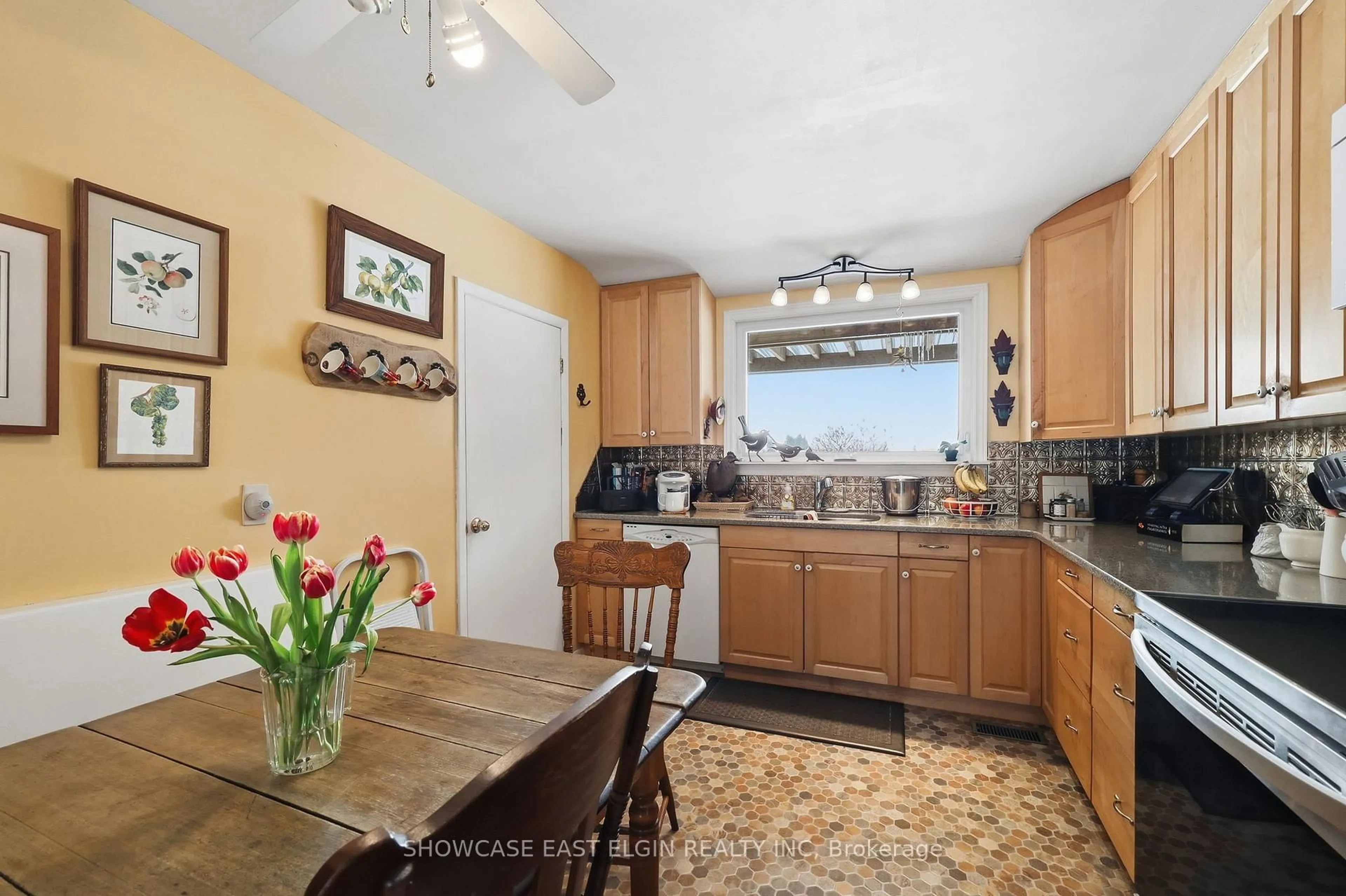 Standard kitchen, ceramic/tile floor for 94 Elk St, Aylmer Ontario N5H 1S6