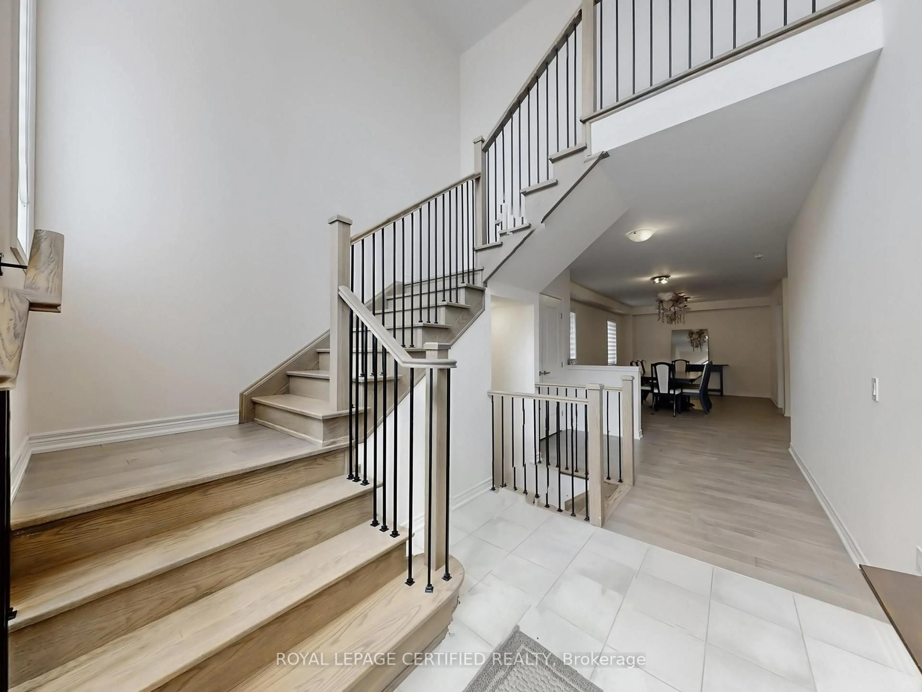 Indoor foyer for 151 Whittington Dr, Hamilton Ontario L9K 0H4