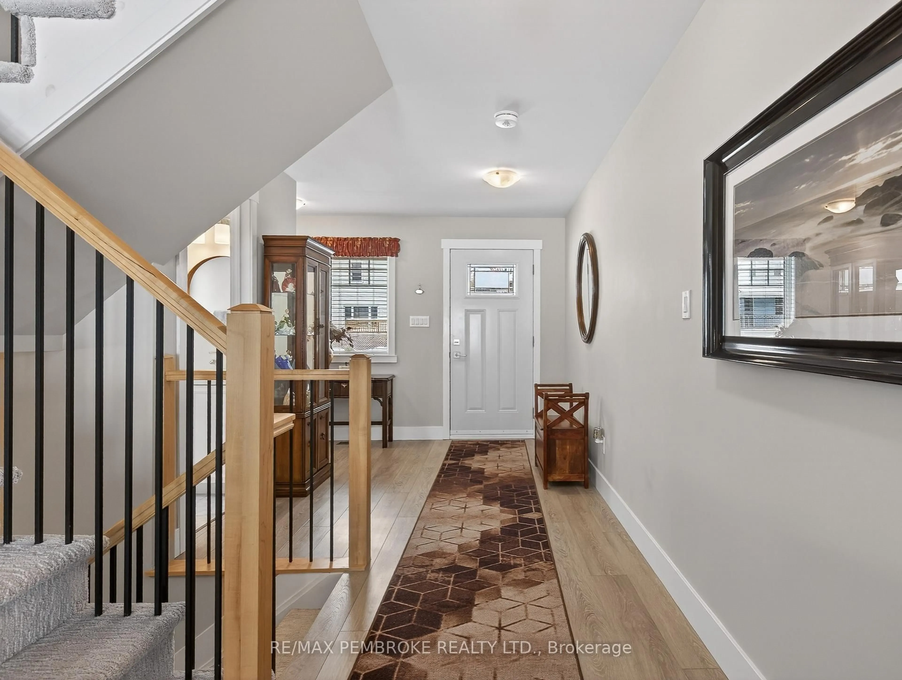 Indoor entryway for 347 Nelson St, Pembroke Ontario K8A 3N5