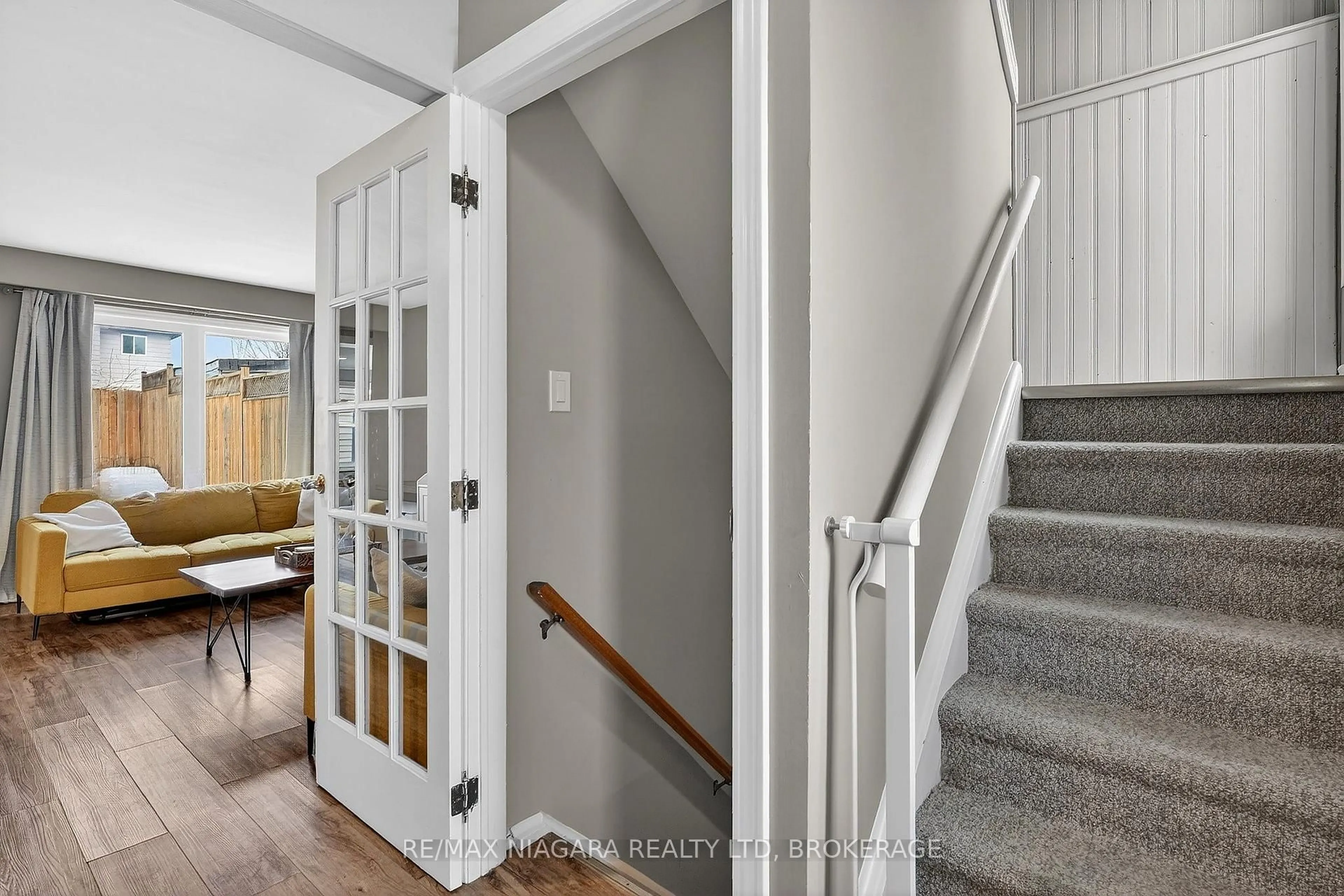 Indoor entryway for 75 Berrisfield Cres, Hamilton Ontario L8T 4X1