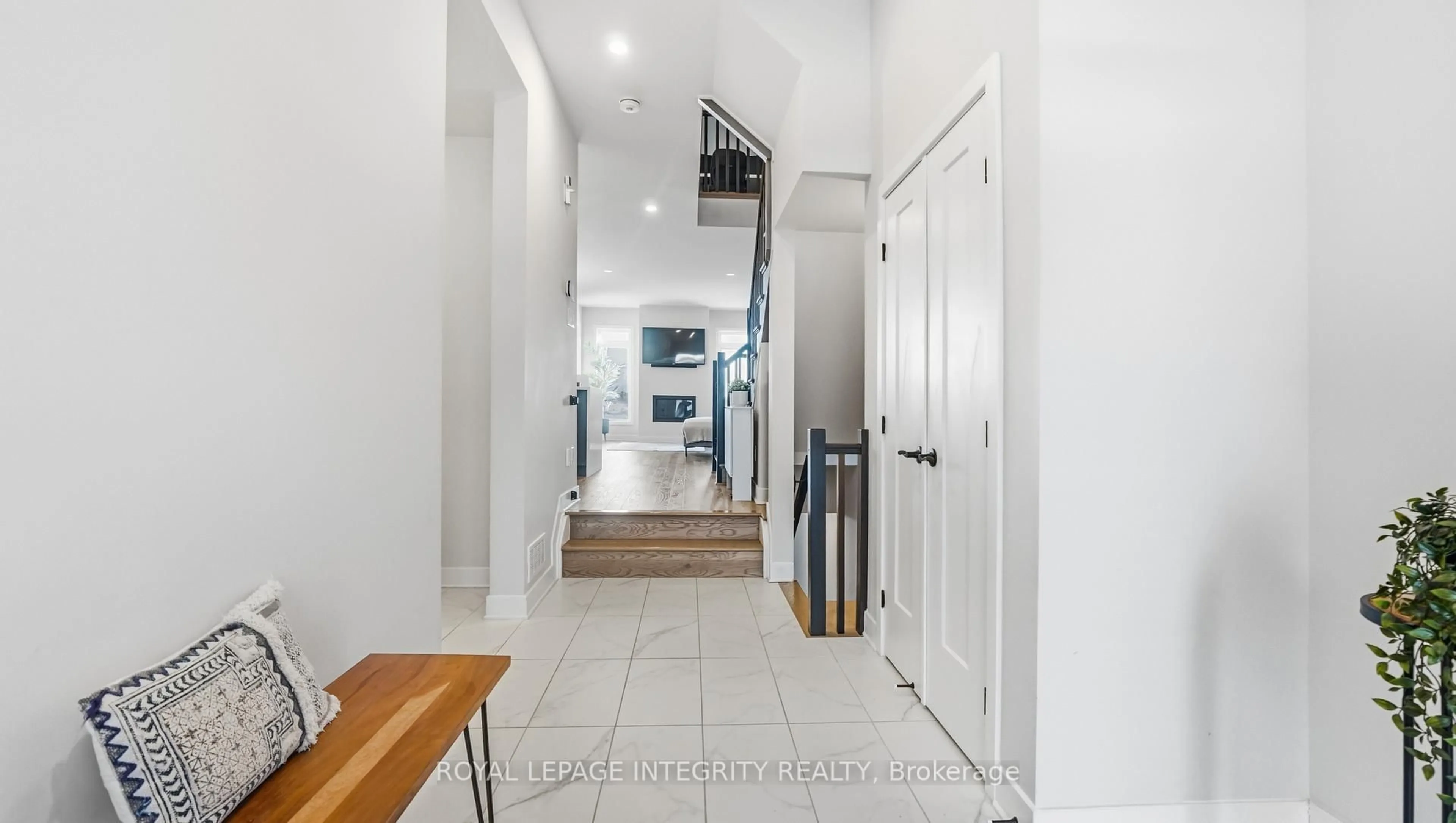 Indoor foyer for 53 Canvasback Rdge, Ottawa Ontario K4M 0P6