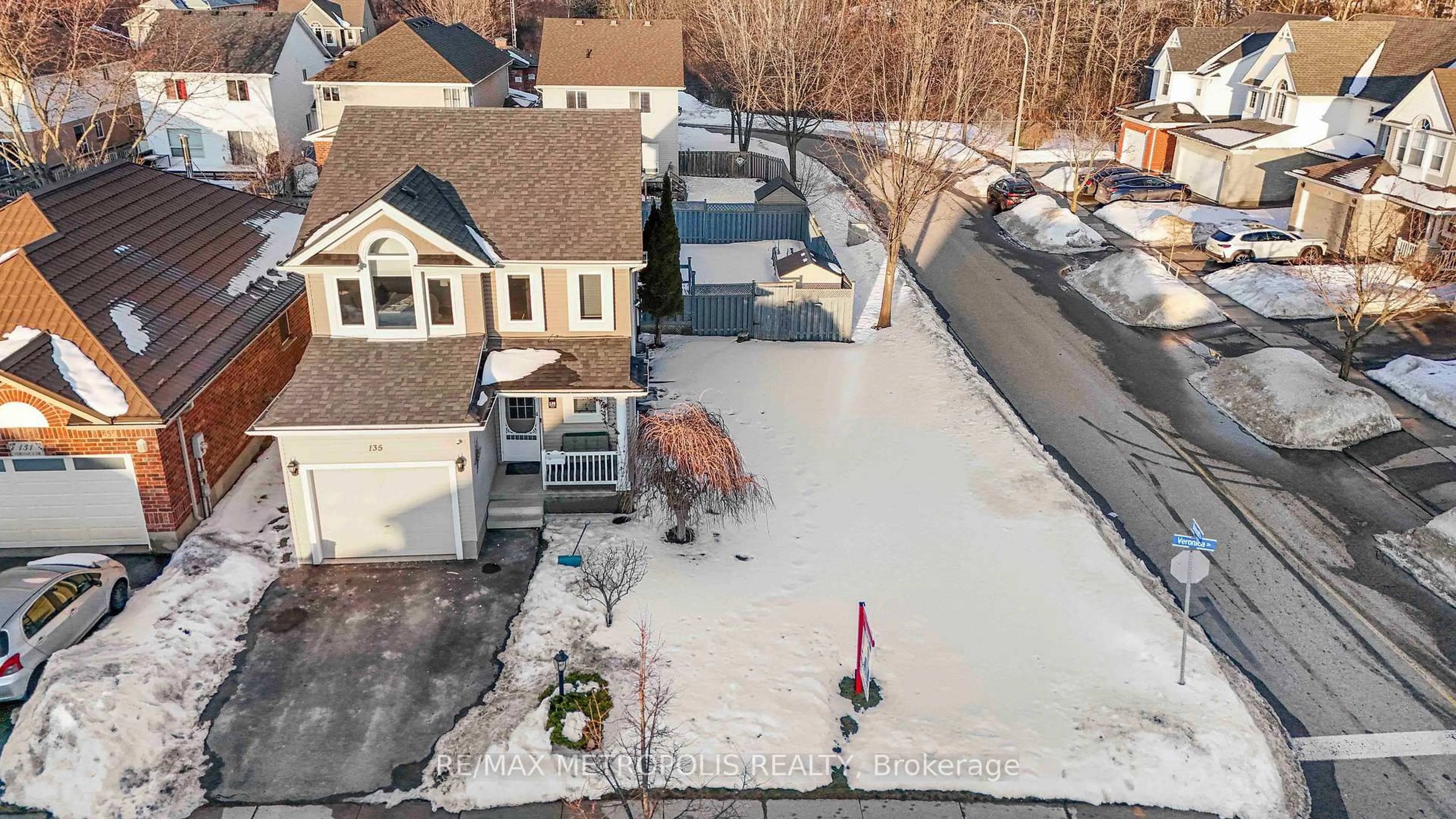 A pic from outside/outdoor area/front of a property/back of a property/a pic from drone, street for 135 Veronica Dr, Kitchener Ontario N2A 4E6