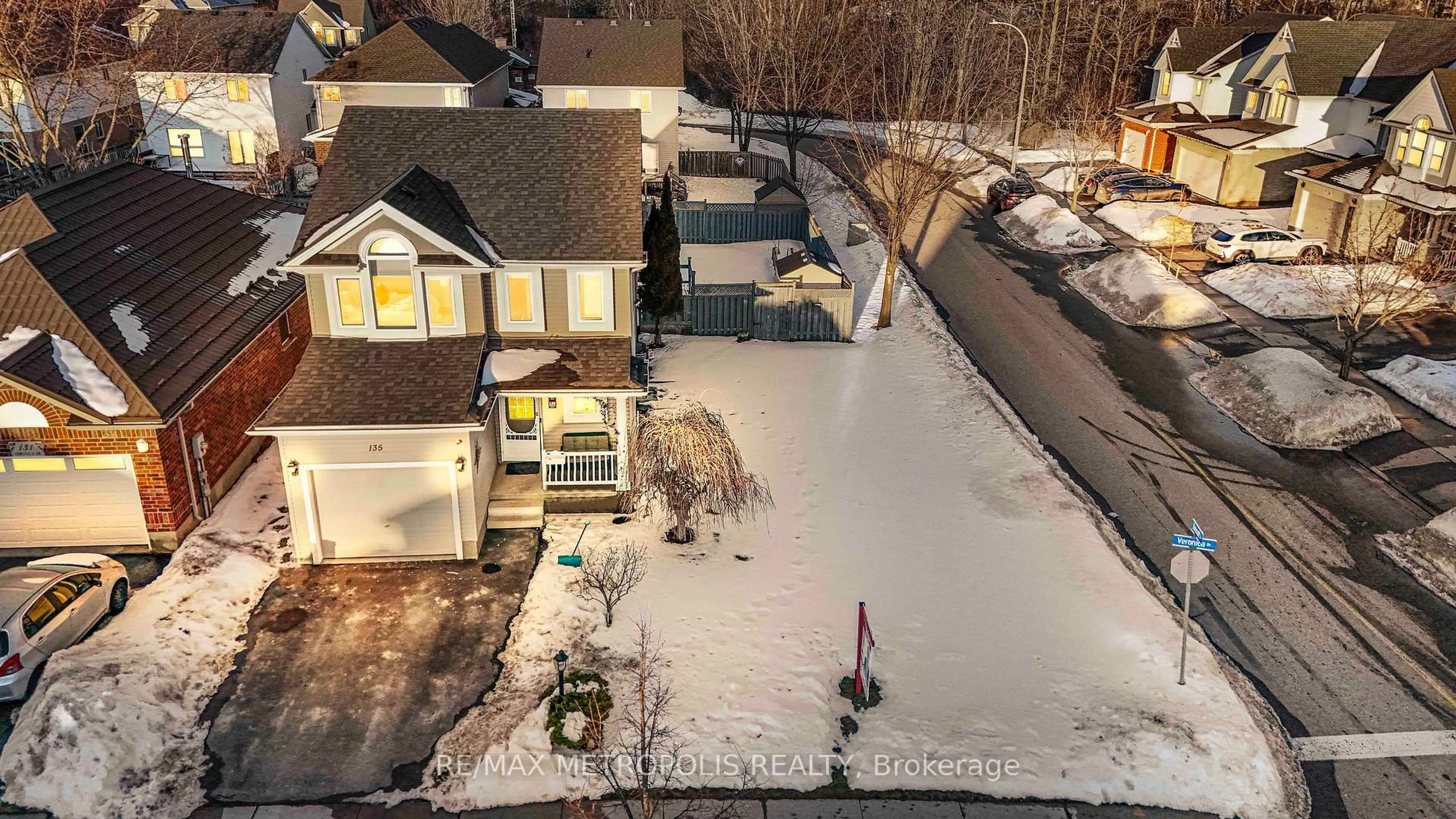 A pic from outside/outdoor area/front of a property/back of a property/a pic from drone, street for 135 Veronica Dr, Kitchener Ontario N2A 4E6