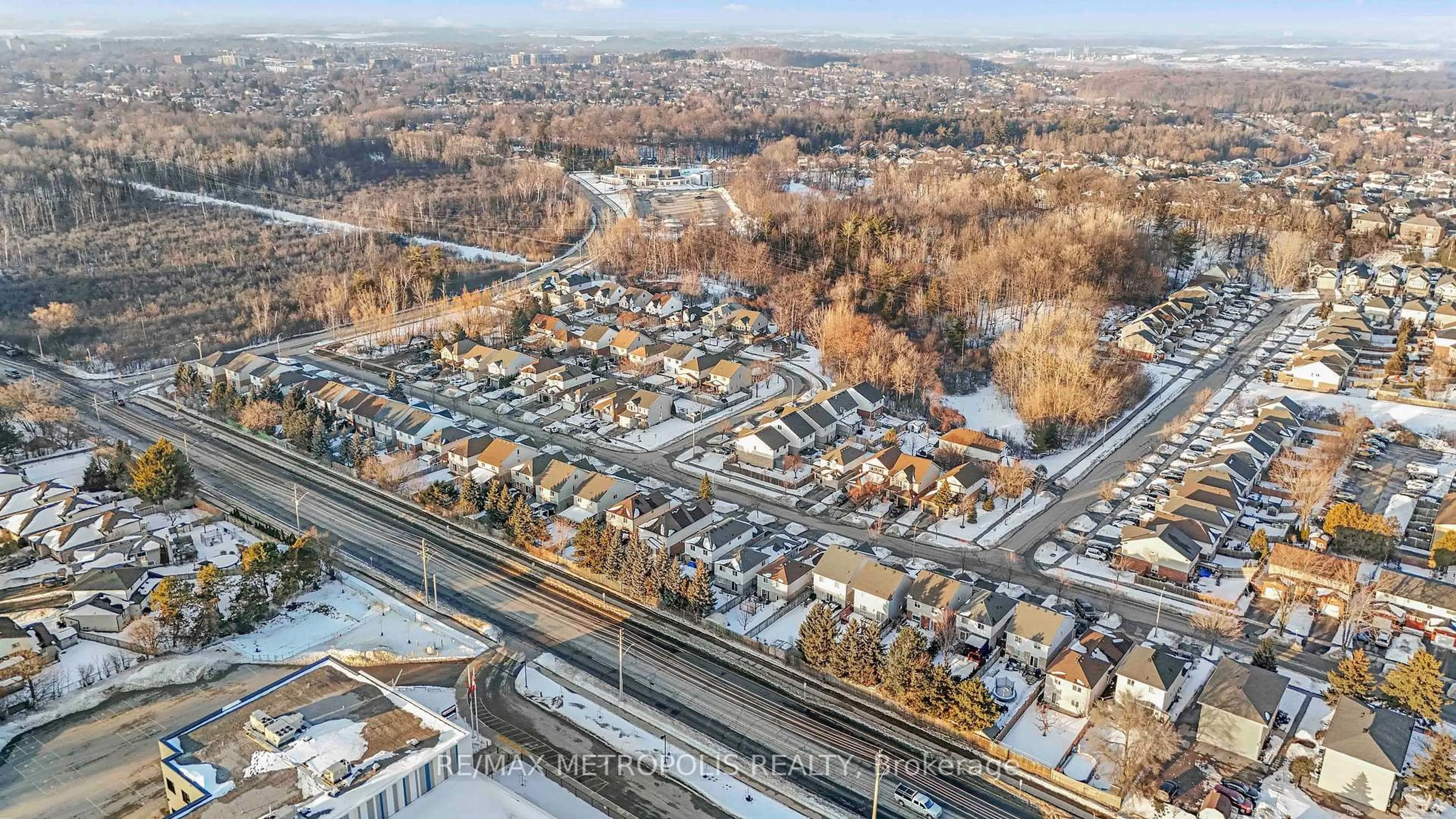 A pic from outside/outdoor area/front of a property/back of a property/a pic from drone, street for 135 Veronica Dr, Kitchener Ontario N2A 4E6