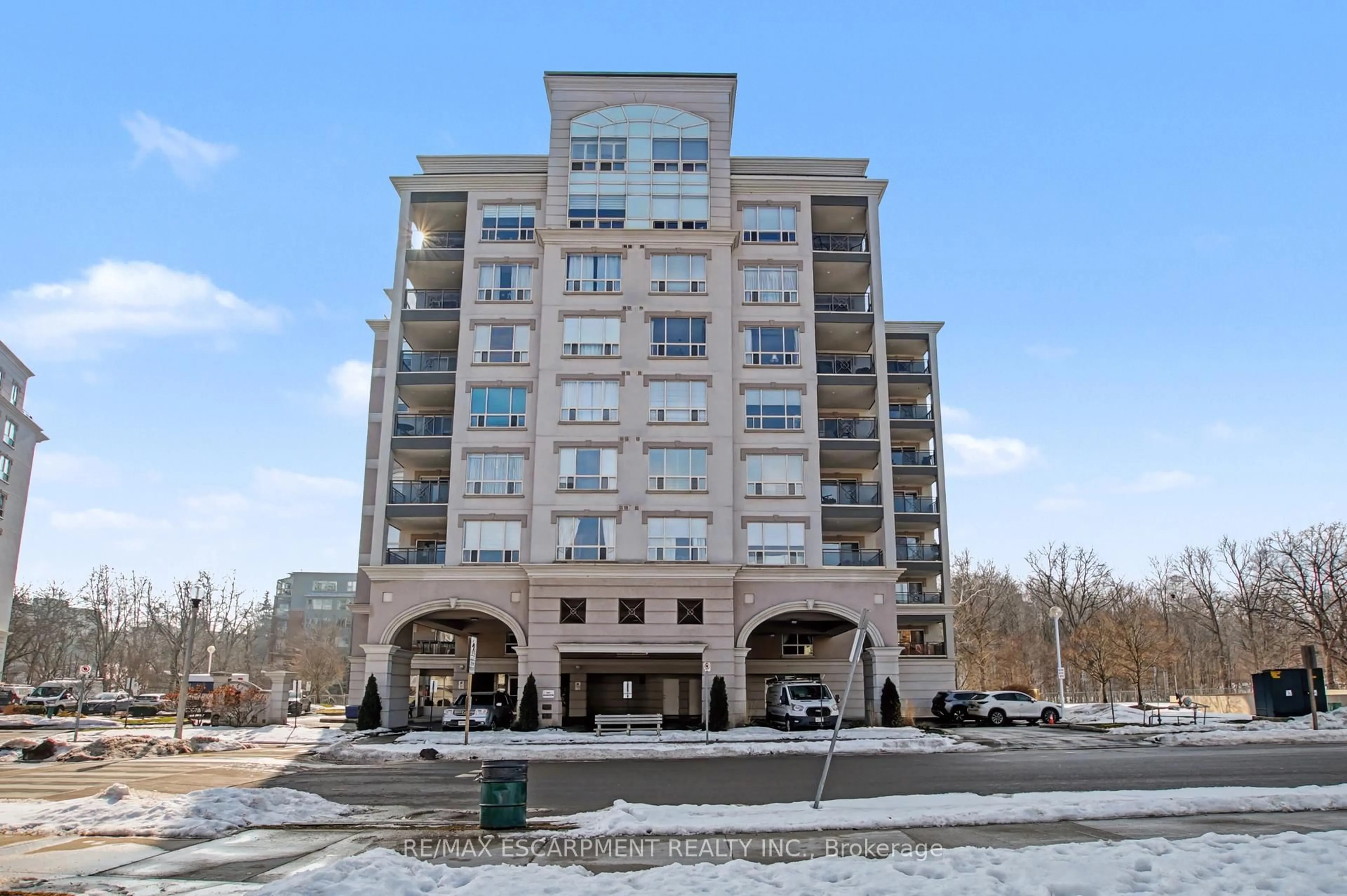 Indoor foyer for 2000 Creekside Dr #708, Hamilton Ontario L9H 7S7