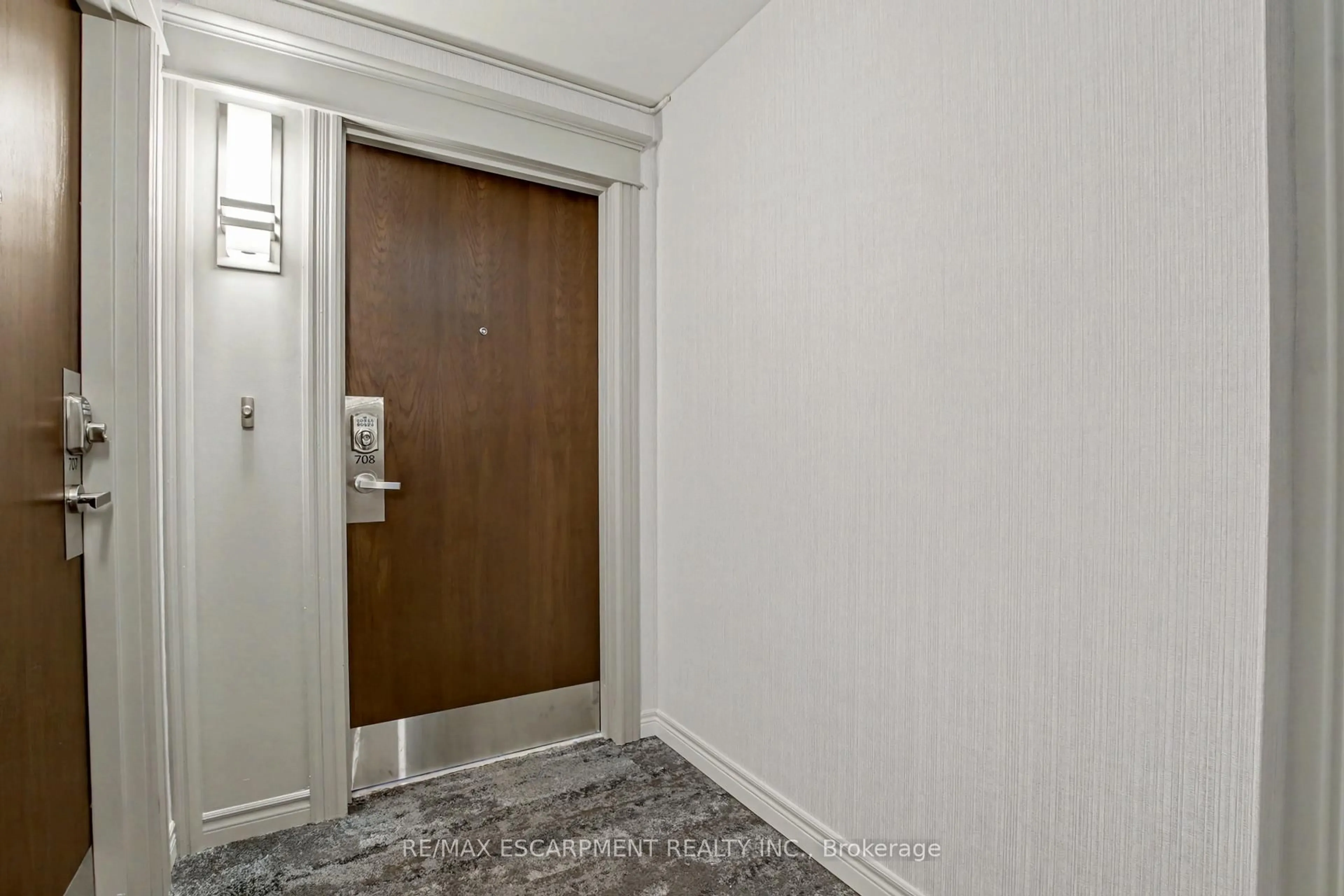 Indoor foyer for 2000 Creekside Dr #708, Hamilton Ontario L9H 7S7