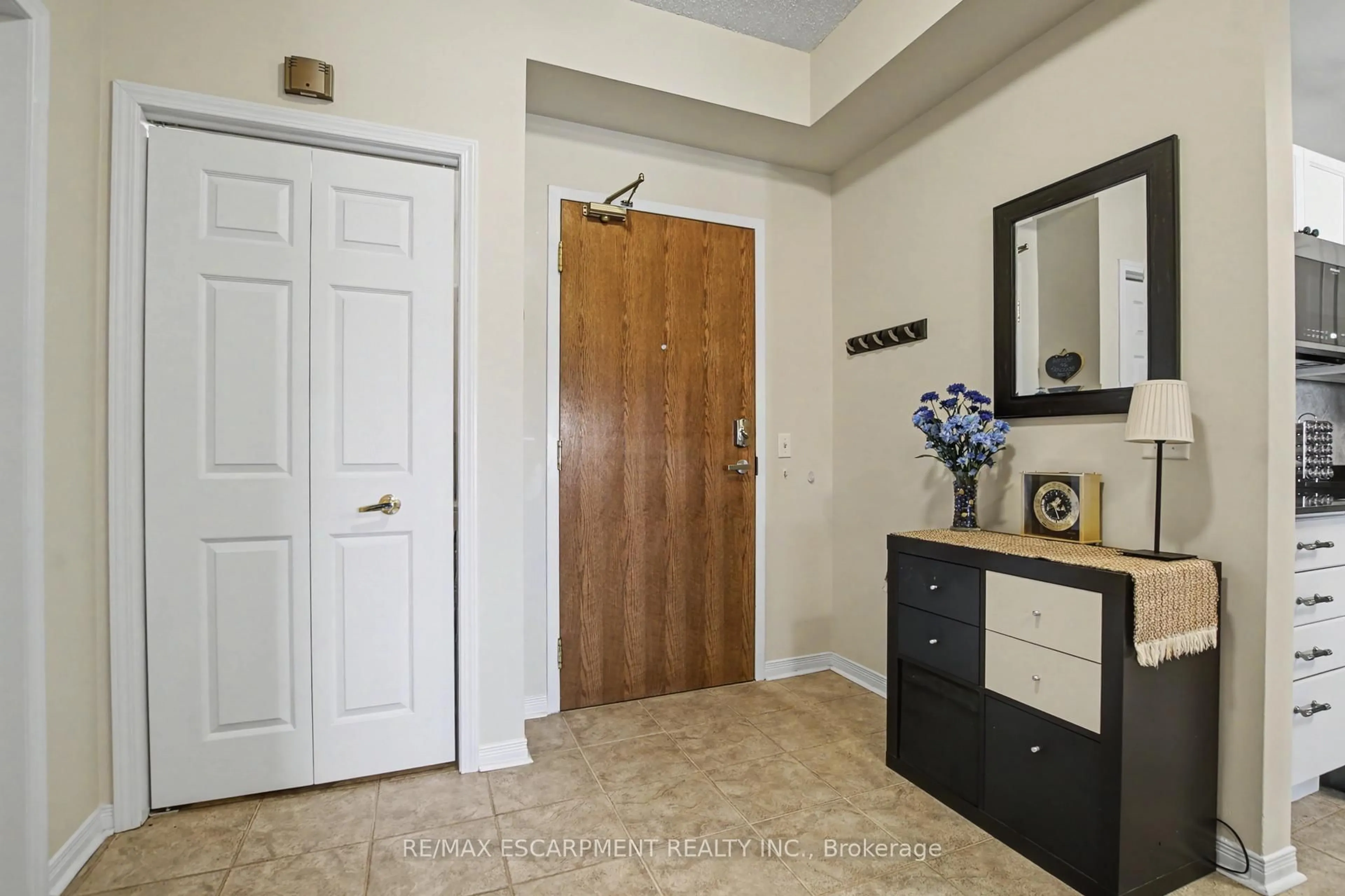 Indoor entryway for 2000 Creekside Dr #708, Hamilton Ontario L9H 7S7