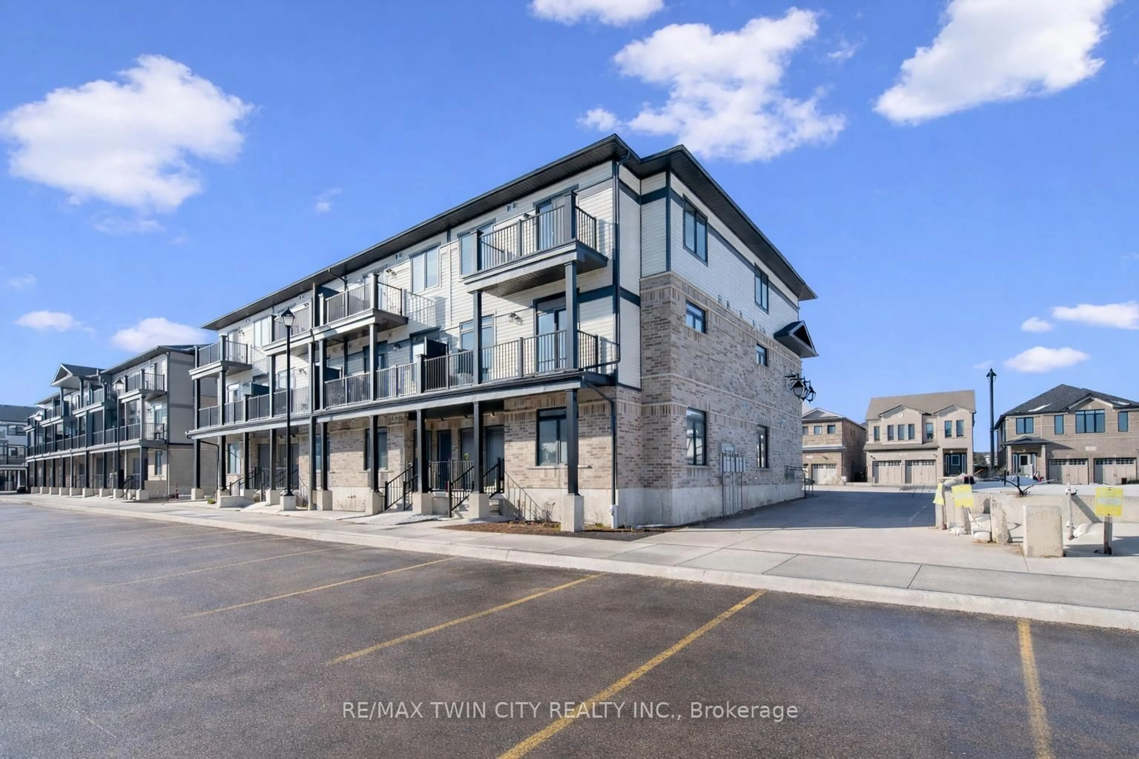 Patio, building for 51 Lomond Lane, Kitchener Ontario N2R 0T6