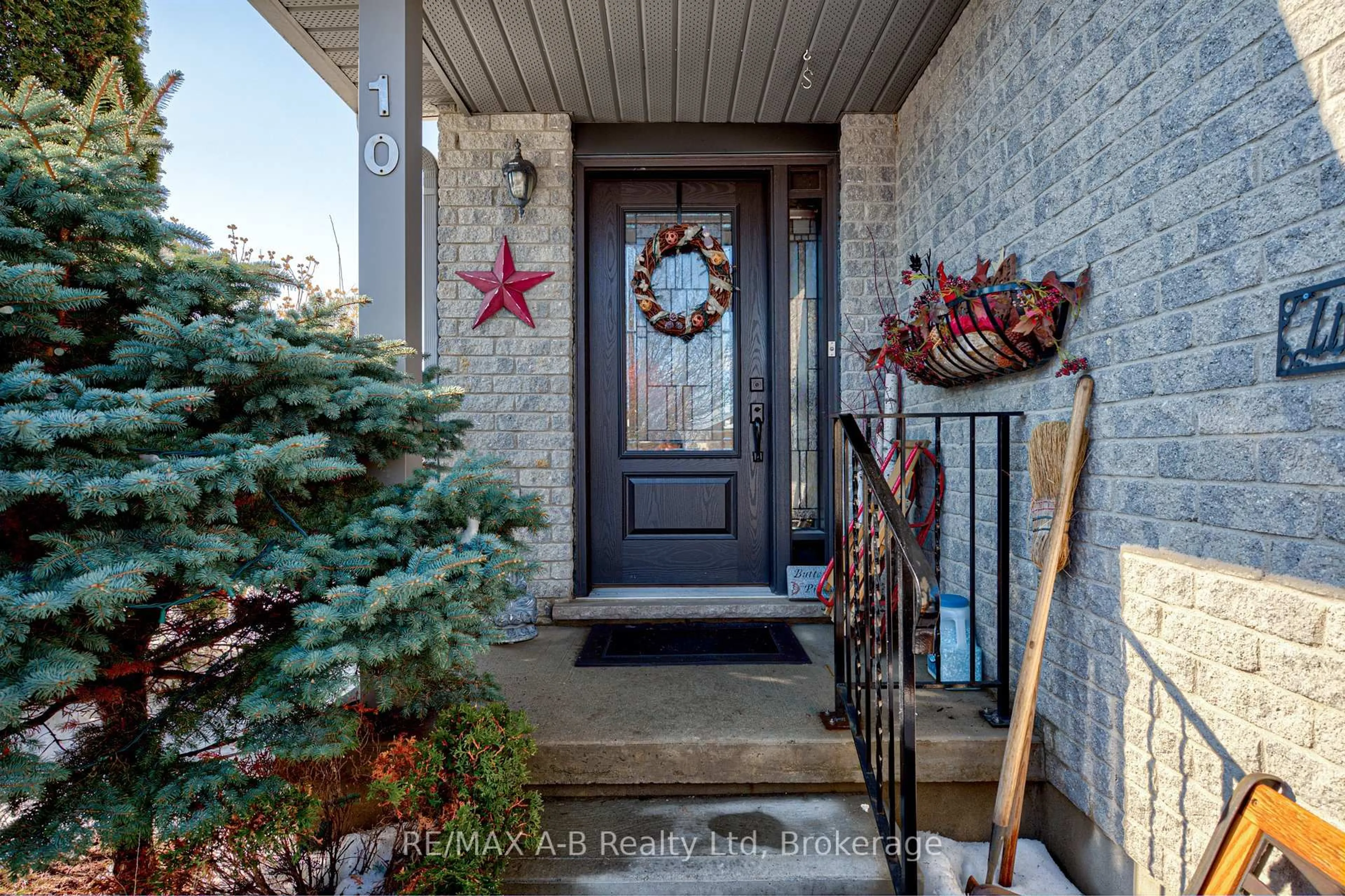 Indoor entryway for 10 Edison St, St. Marys Ontario N4X 1E6