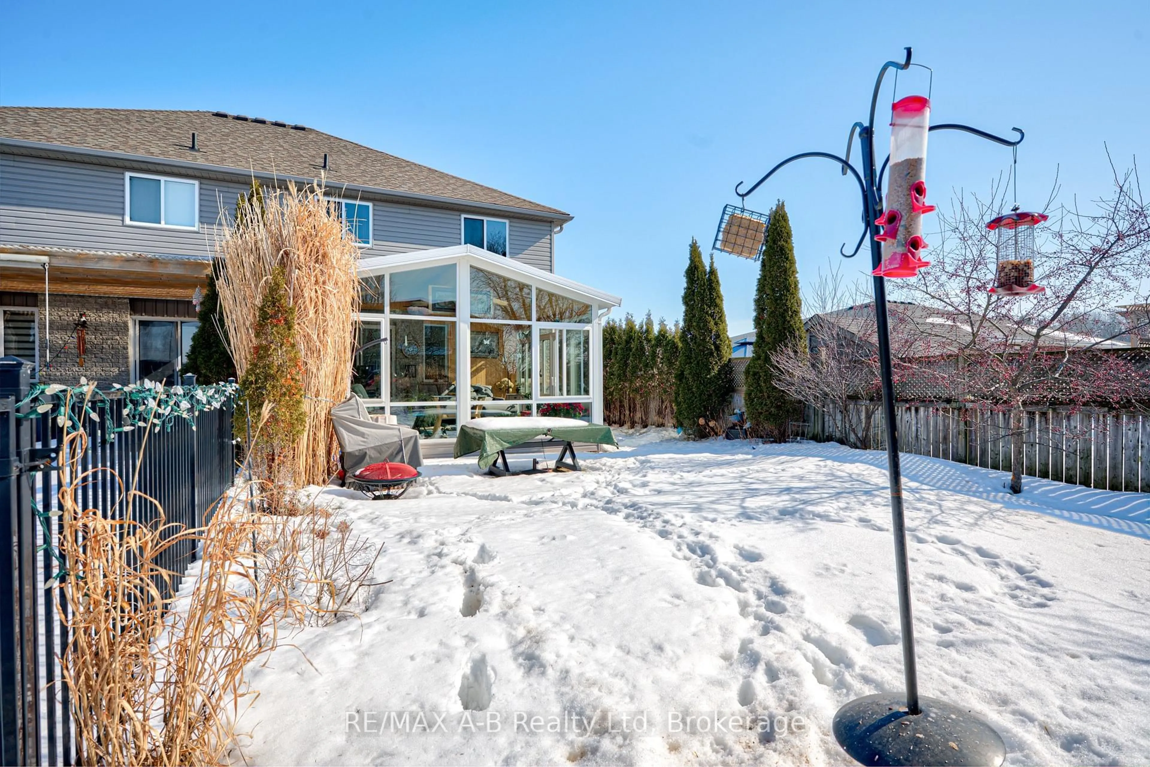 Patio, unknown for 10 Edison St, St. Marys Ontario N4X 1E6