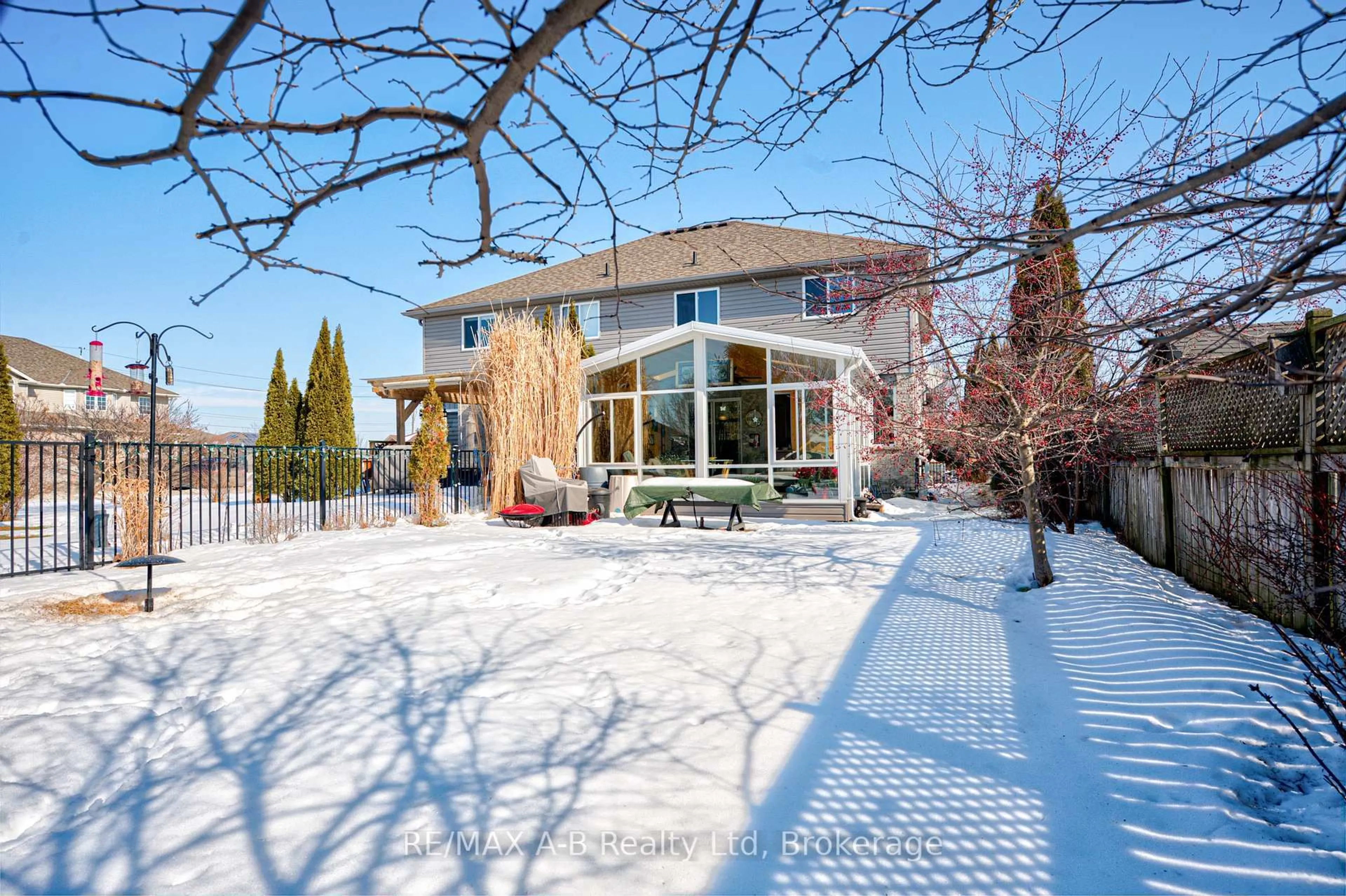 Patio, unknown for 10 Edison St, St. Marys Ontario N4X 1E6