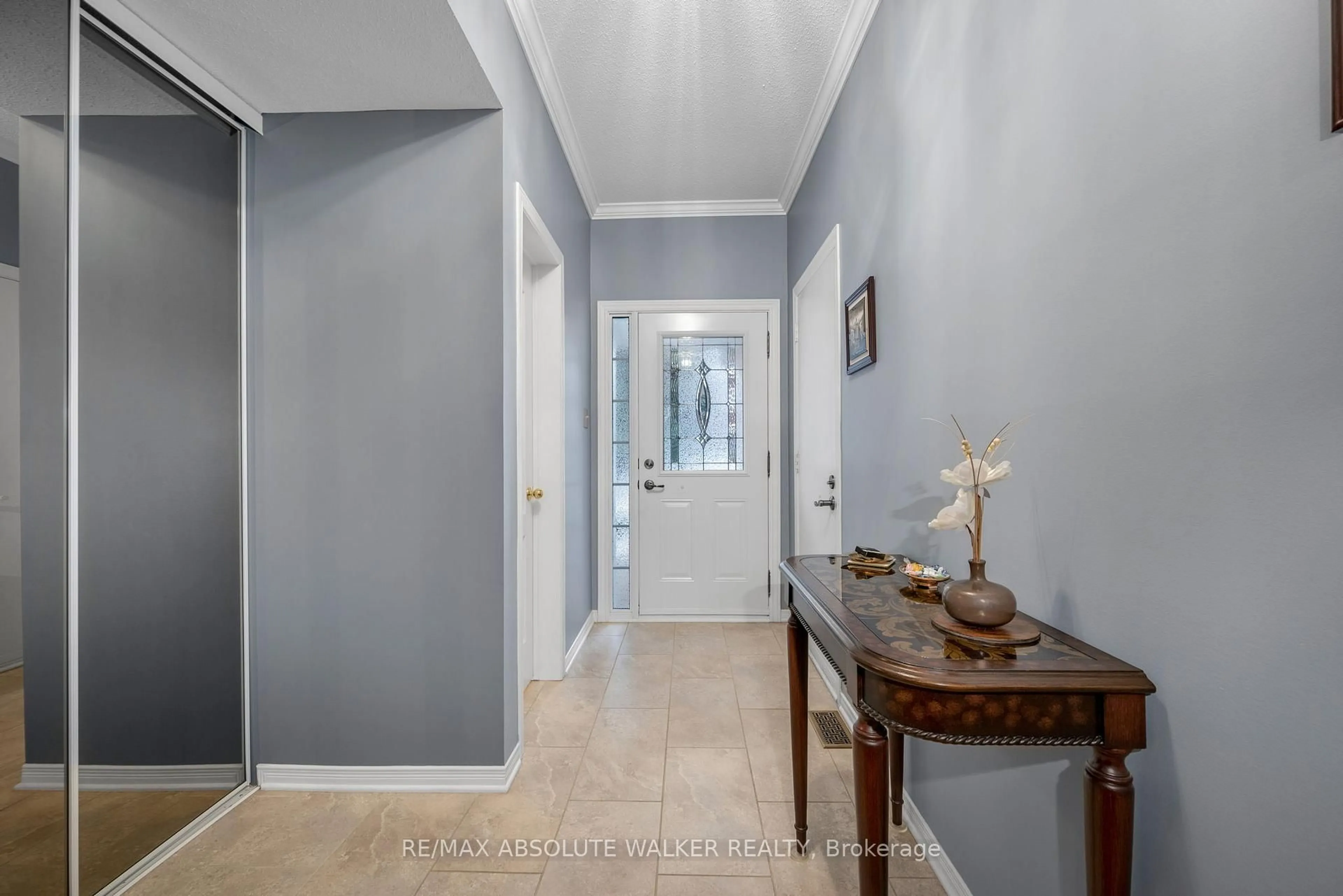 Indoor entryway for 6169 Oak Meadows Dr, Ottawa Ontario K1C 7G8