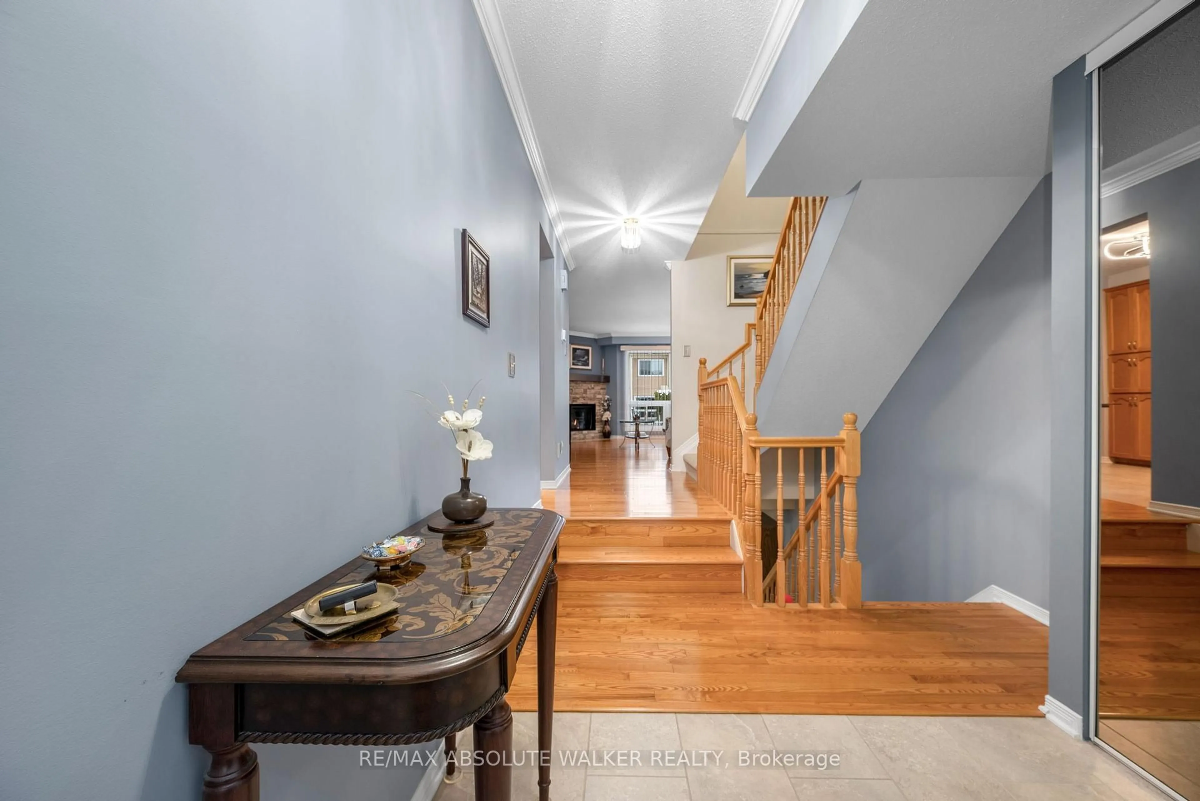 Indoor foyer for 6169 Oak Meadows Dr, Ottawa Ontario K1C 7G8
