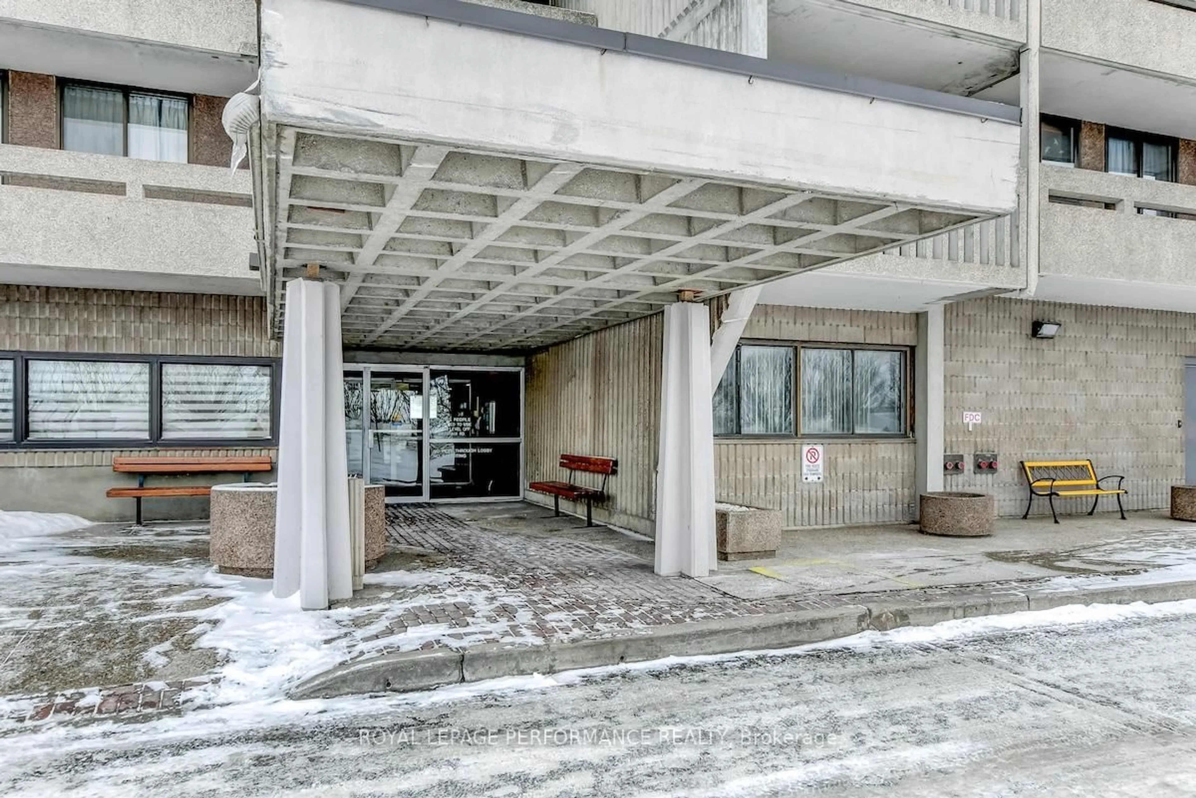 Indoor foyer for 415 Greenview Ave #404, Ottawa Ontario K2B 8G5