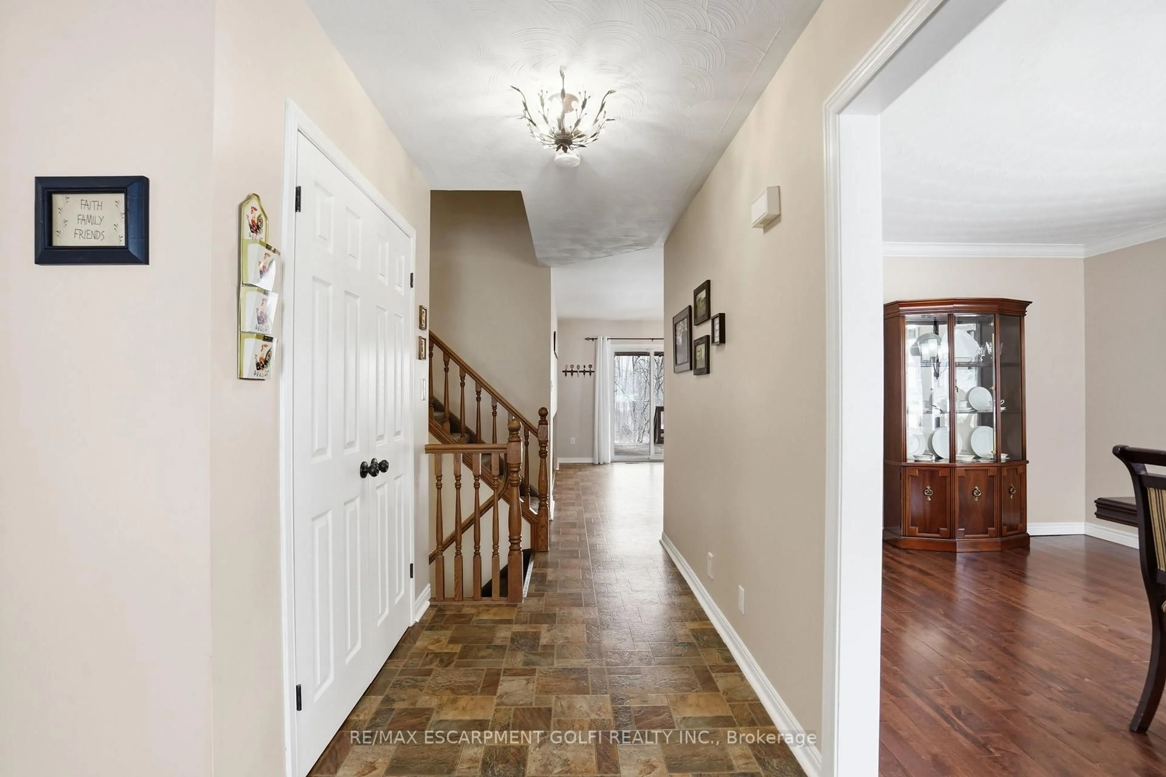 Indoor foyer for 52 Winnett St, Haldimand Ontario N0A 1E0