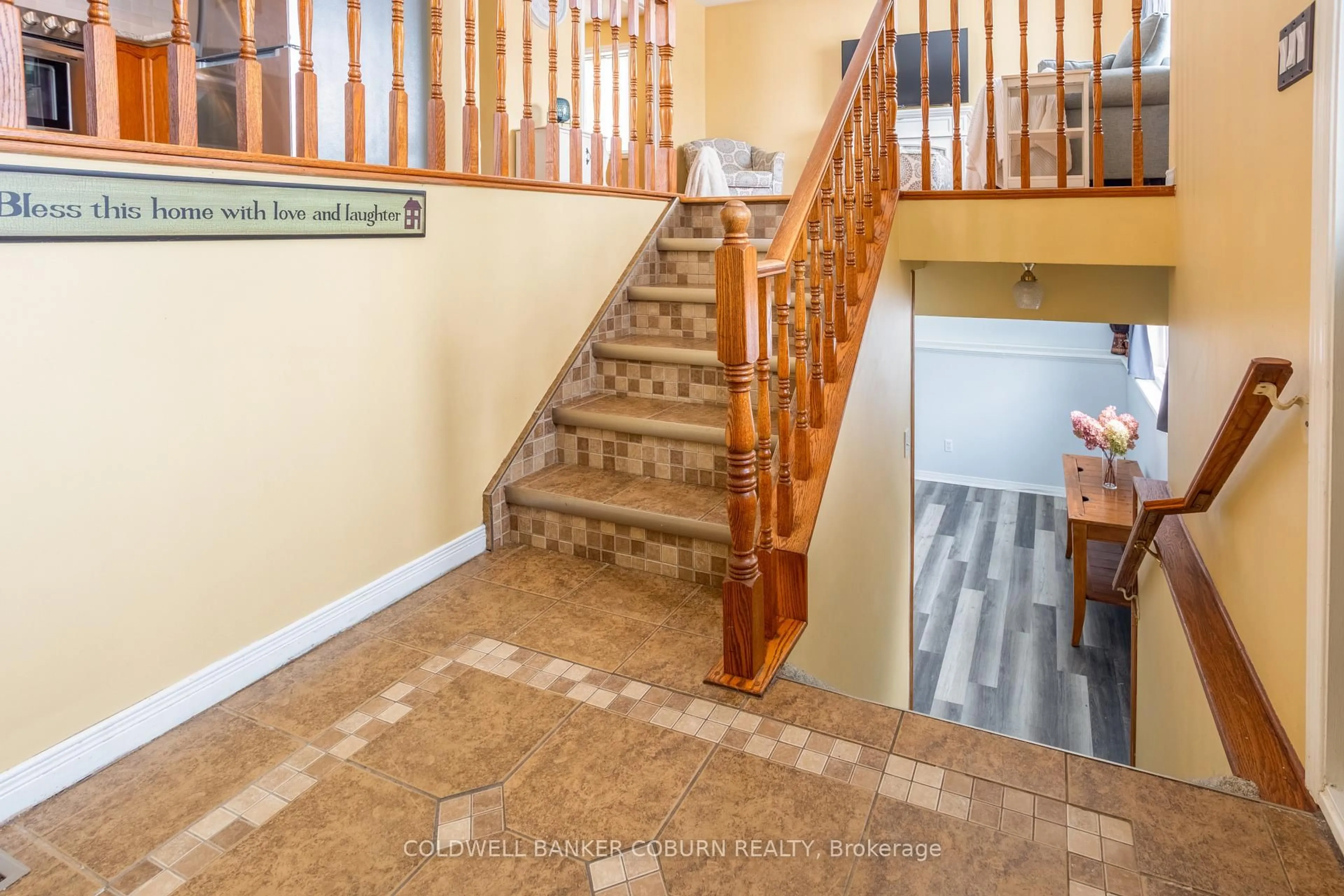Indoor foyer for 28 Landrigan St, Arnprior Ontario K7S 2S6