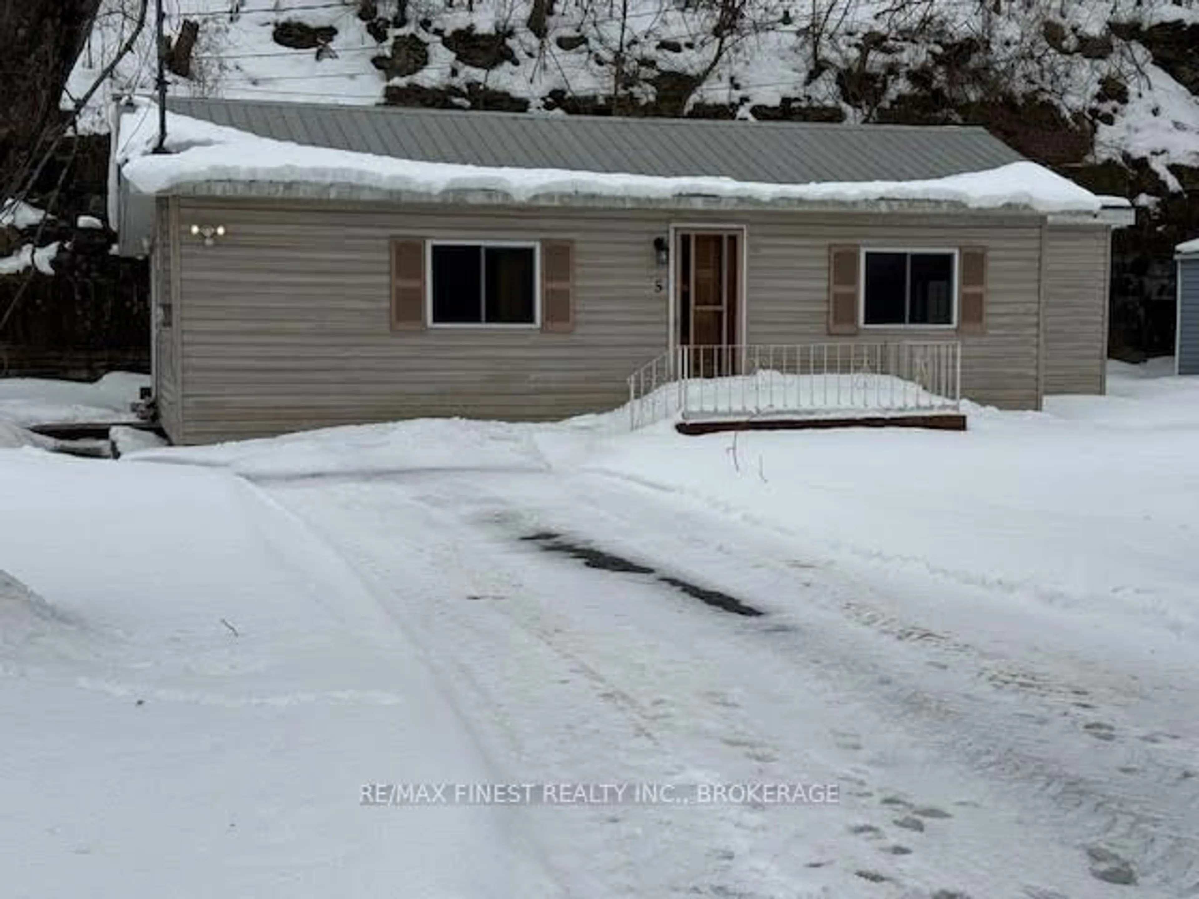 Unknown for 5 Pine Point Ave, Kingston Ontario K7L 4V1