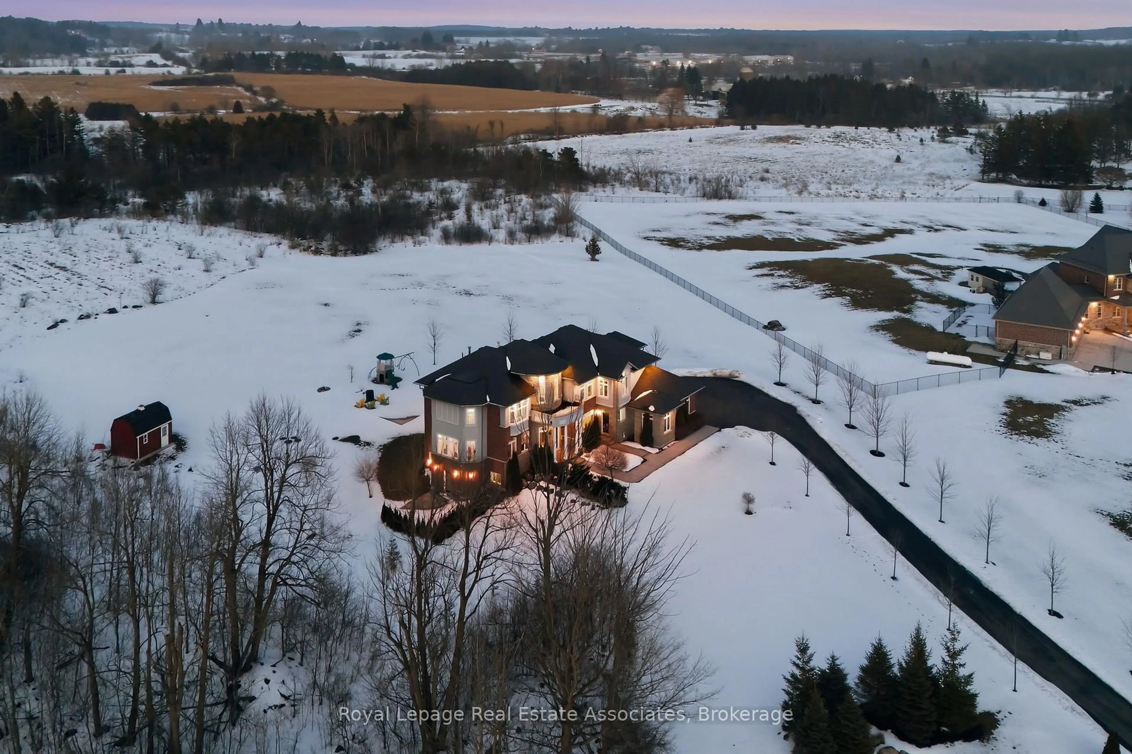 A pic from outside/outdoor area/front of a property/back of a property/a pic from drone, mountain view for 100 Chesswood Tr, Hamilton Ontario L8N 2Z7