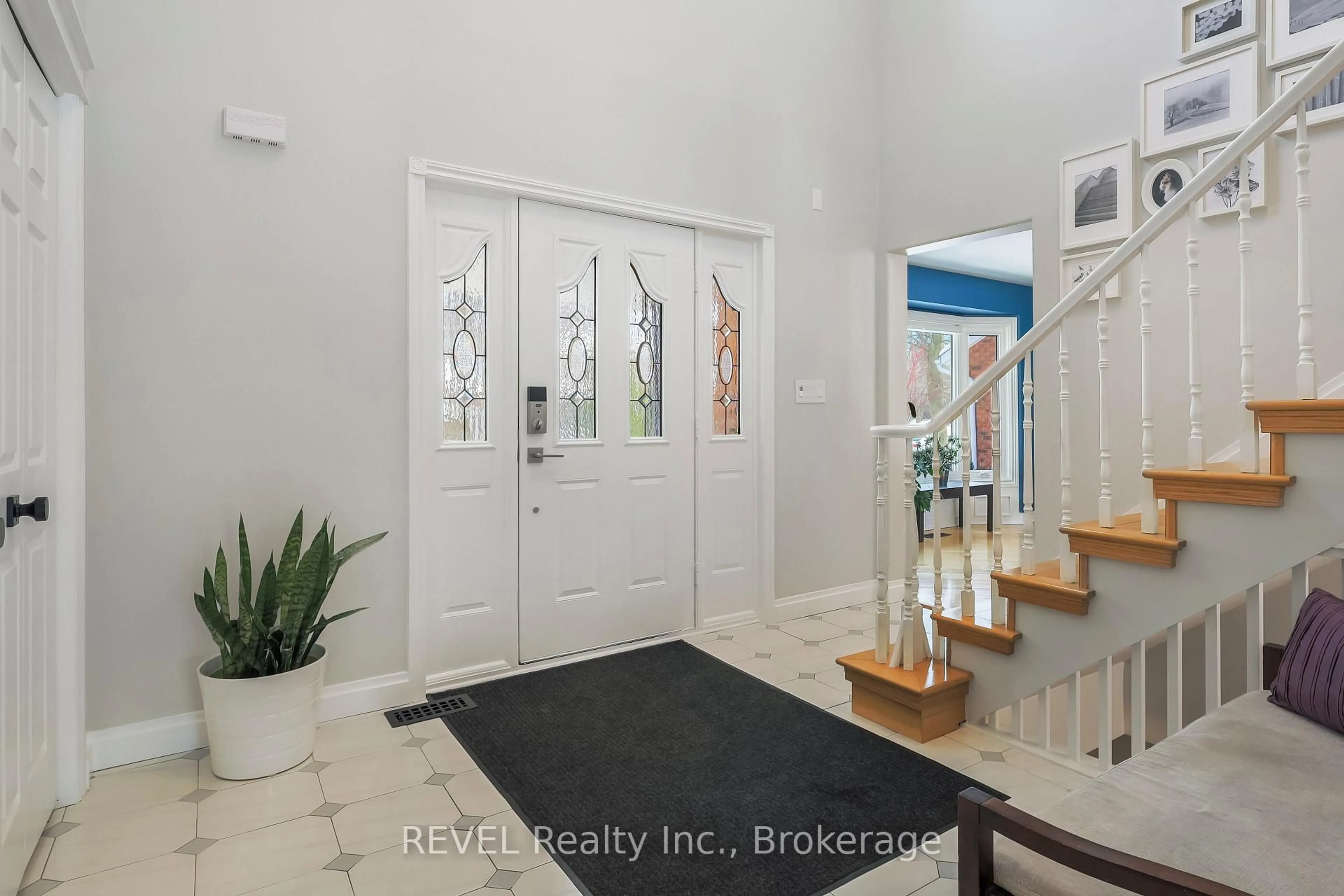 Indoor entryway for 5179 Southgate Ave, Niagara Falls Ontario L2E 7G4