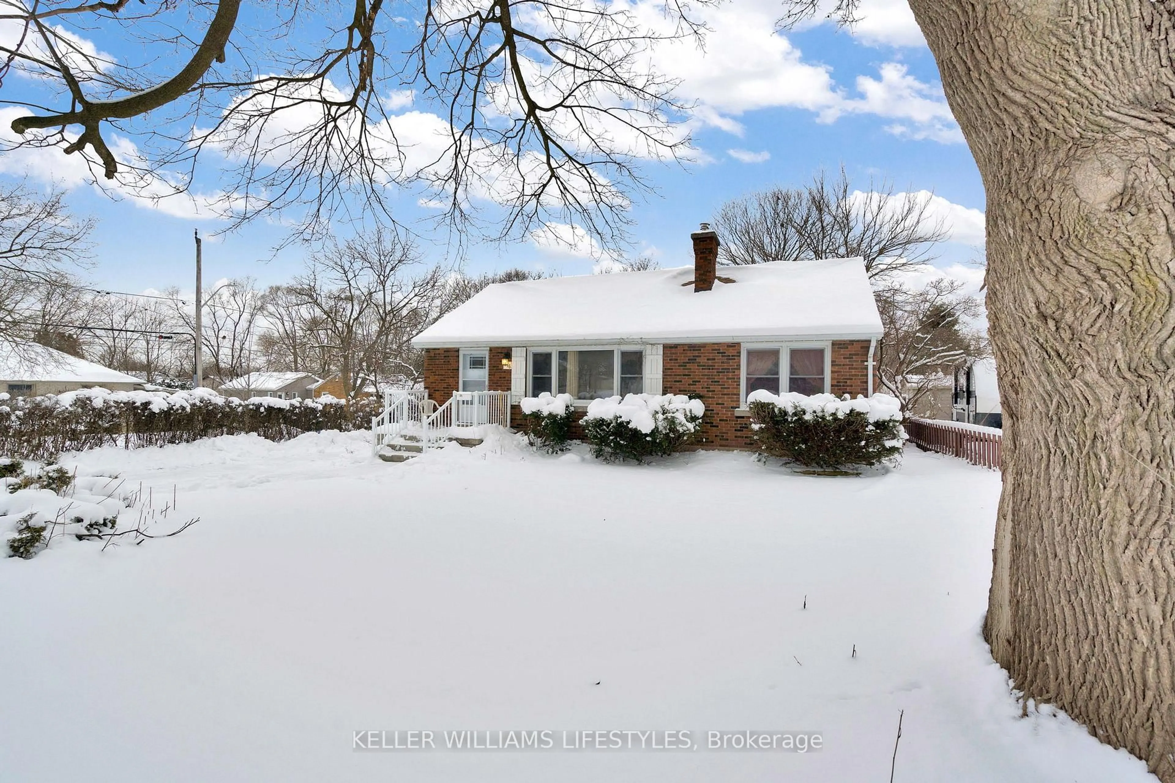 A pic from outside/outdoor area/front of a property/back of a property/a pic from drone, street for 716 Leroy Ave, London East Ontario N5Y 4G5
