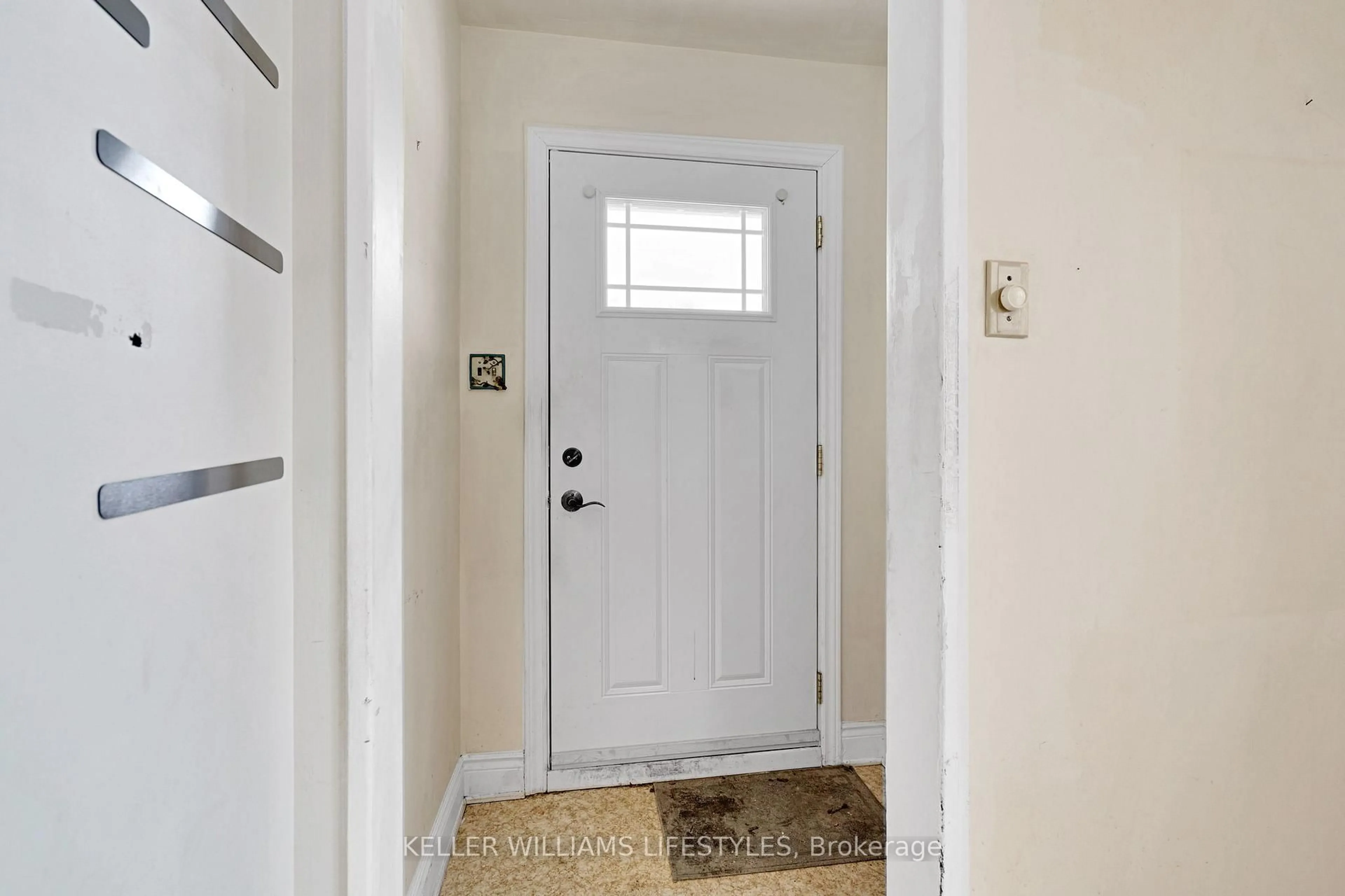 Indoor entryway for 716 Leroy Ave, London East Ontario N5Y 4G5