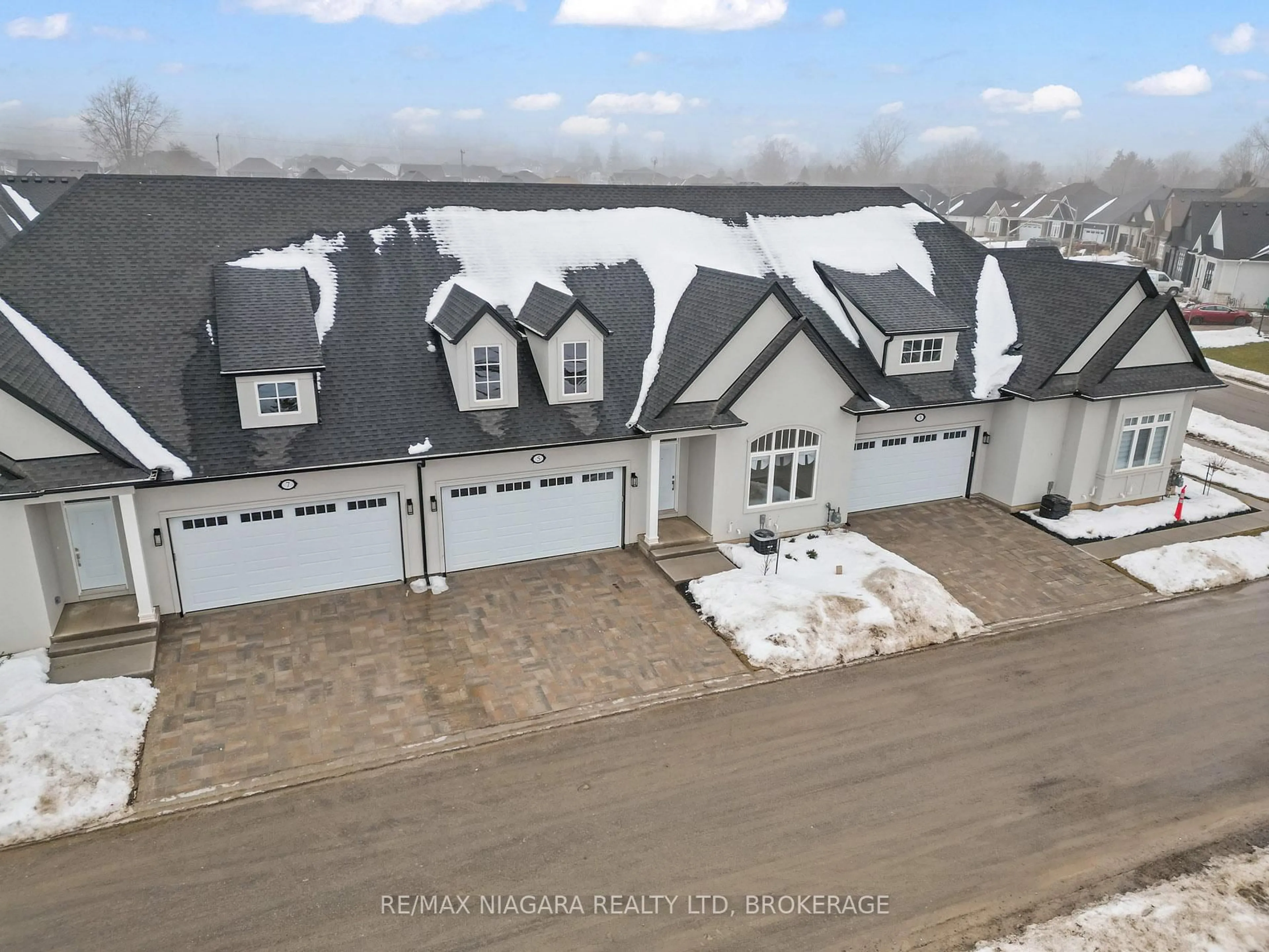 A pic from outside/outdoor area/front of a property/back of a property/a pic from drone, unknown for 5 Butternut Cres #2, Fort Erie Ontario L0S 1N0